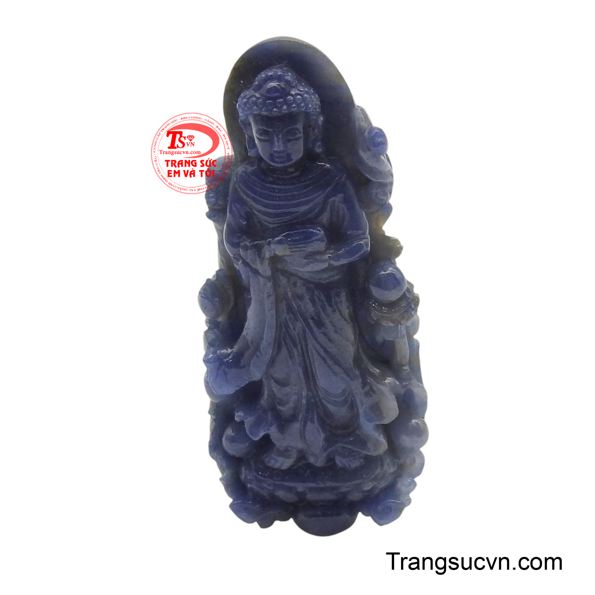Mặt Phật Dược Sư sapphire thiên nhiên được chạm khắc trên nền đá Sapphire với tông màu xanh đậm sâu thẳm tạo nên vẻ đẹp trang nghiêm, thanh tịnh, hóa giải bệnh tật và khổ đau.