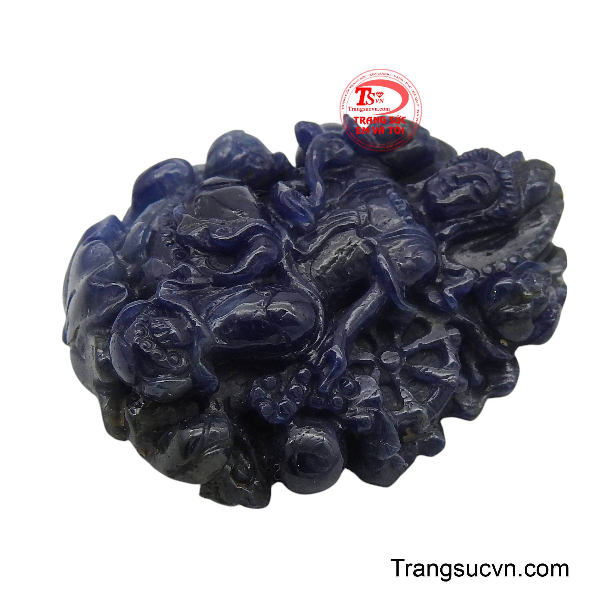 Sapphire, viên đá của sự thật và trí tuệ, càng làm tăng thêm vẻ thanh khiết và uy nghiêm cho Bồ Tát.