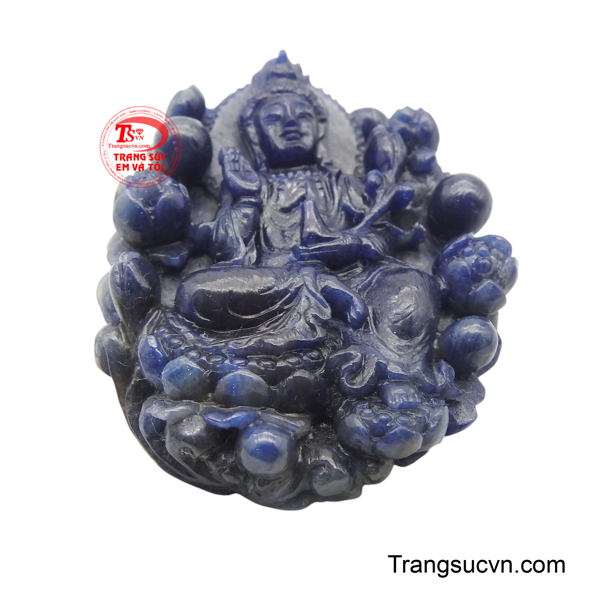 Viên đá Sapphire với sắc xanh lam sâu thẳm, biểu trưng cho sự thanh tịnh, trí tuệ và bình an, càng làm tôn lên thần thái từ bi của Quan Âm Bồ Tát.