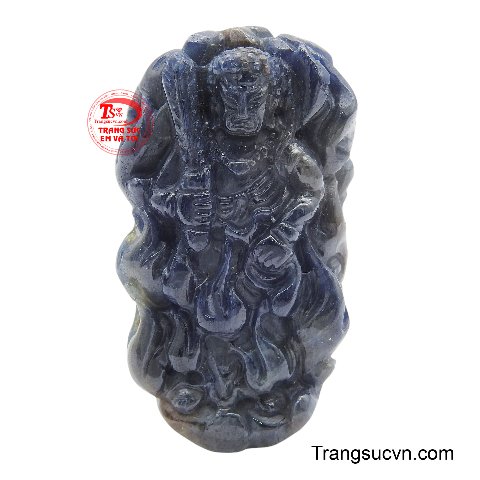 Mặt Phật sapphire uy nghiêm hiện lên với vẻ uy nghiêm và hùng tráng, toát lên sức mạnh trấn áp mọi tà khí.