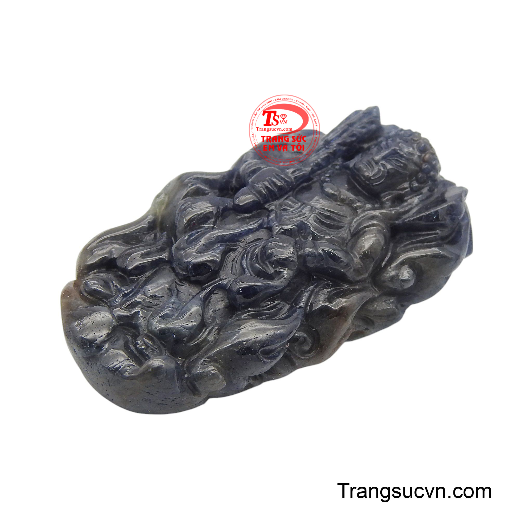 Sắc xanh thẫm của sapphire không chỉ mang lại vẻ ngoài quyền quý mà còn tăng cường năng lượng tích cực, giúp xua đi những điều không may.
