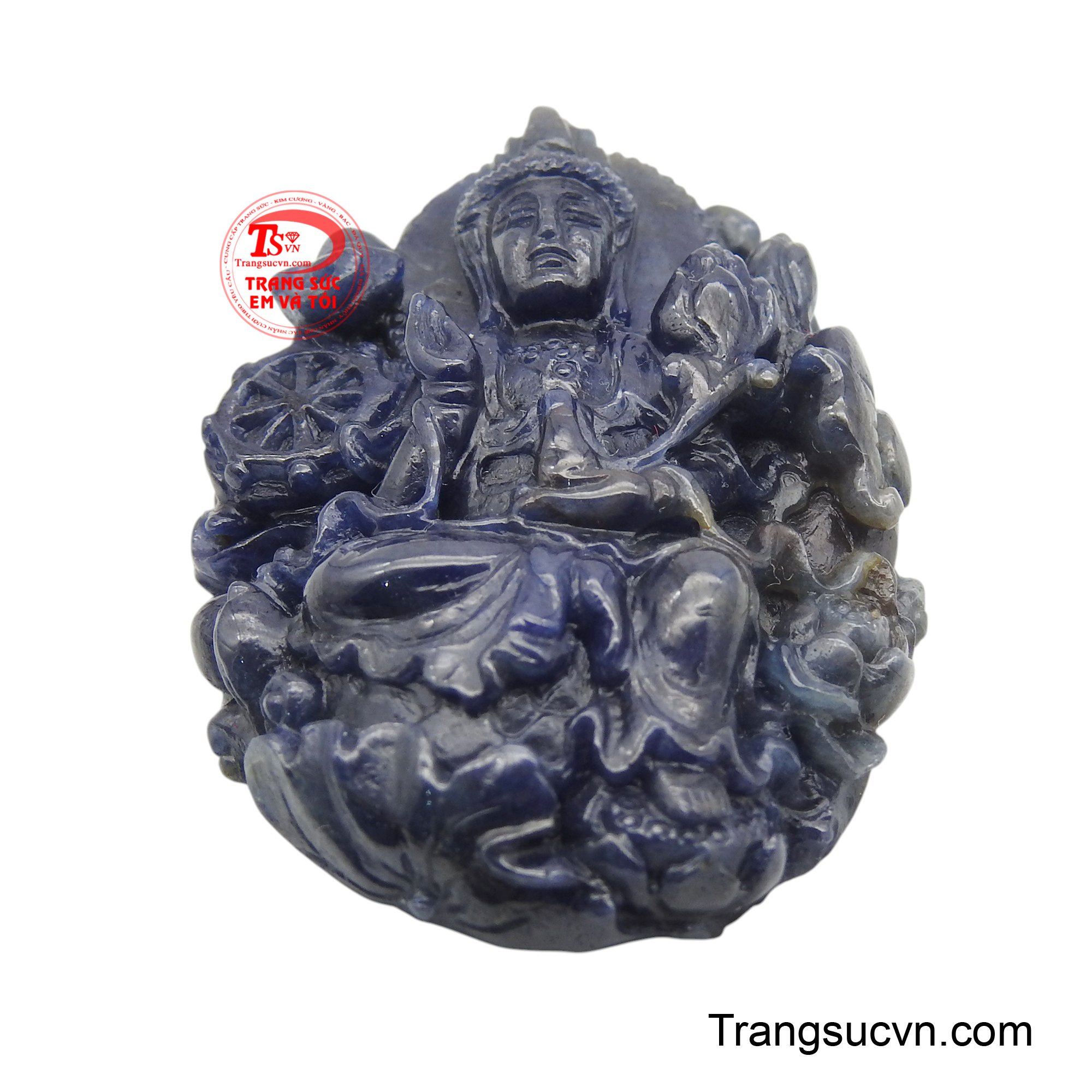Với sắc xanh đặc trưng của Sapphire, viên đá toát lên vẻ trang nghiêm và thanh tịnh, biểu trưng cho sự yên bình và trí tuệ.