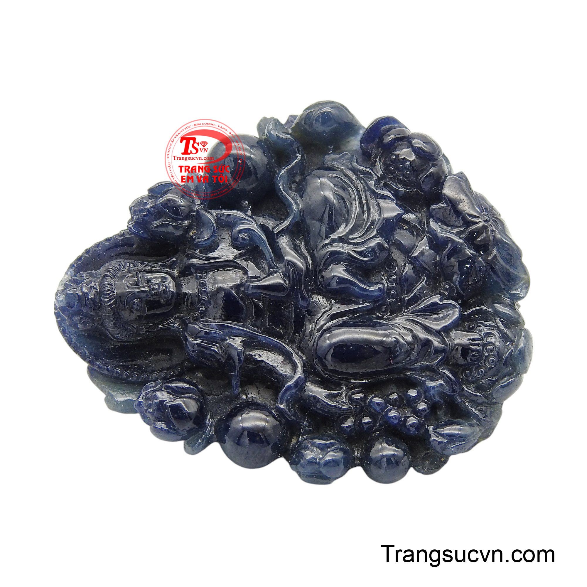 Mặt dây Sapphire này không chỉ là vật phẩm nghệ thuật cao quý mà còn là pháp bảo hộ mệnh, giúp người chiêm bái tìm thấy sự bình yên nội tại và hướng về con đường giác ngộ.