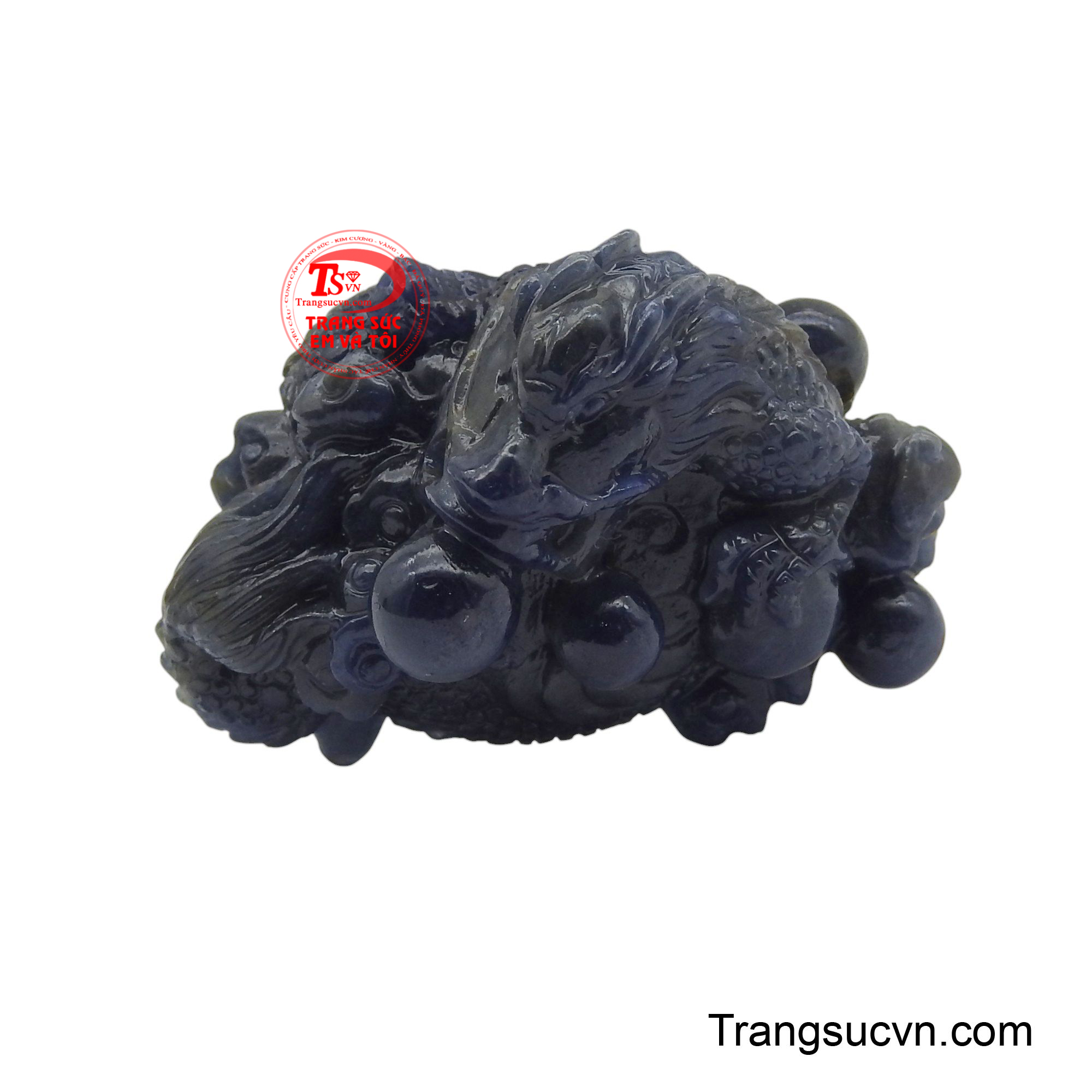 Mặt rồng Sapphire phú quý được chạm khắc từ khối sapphire tự nhiên xanh đậm, hình tượng rồng mạnh mẽ cuộn mình, ôm lấy những viên ngọc quý hiện lên đầy sống động.