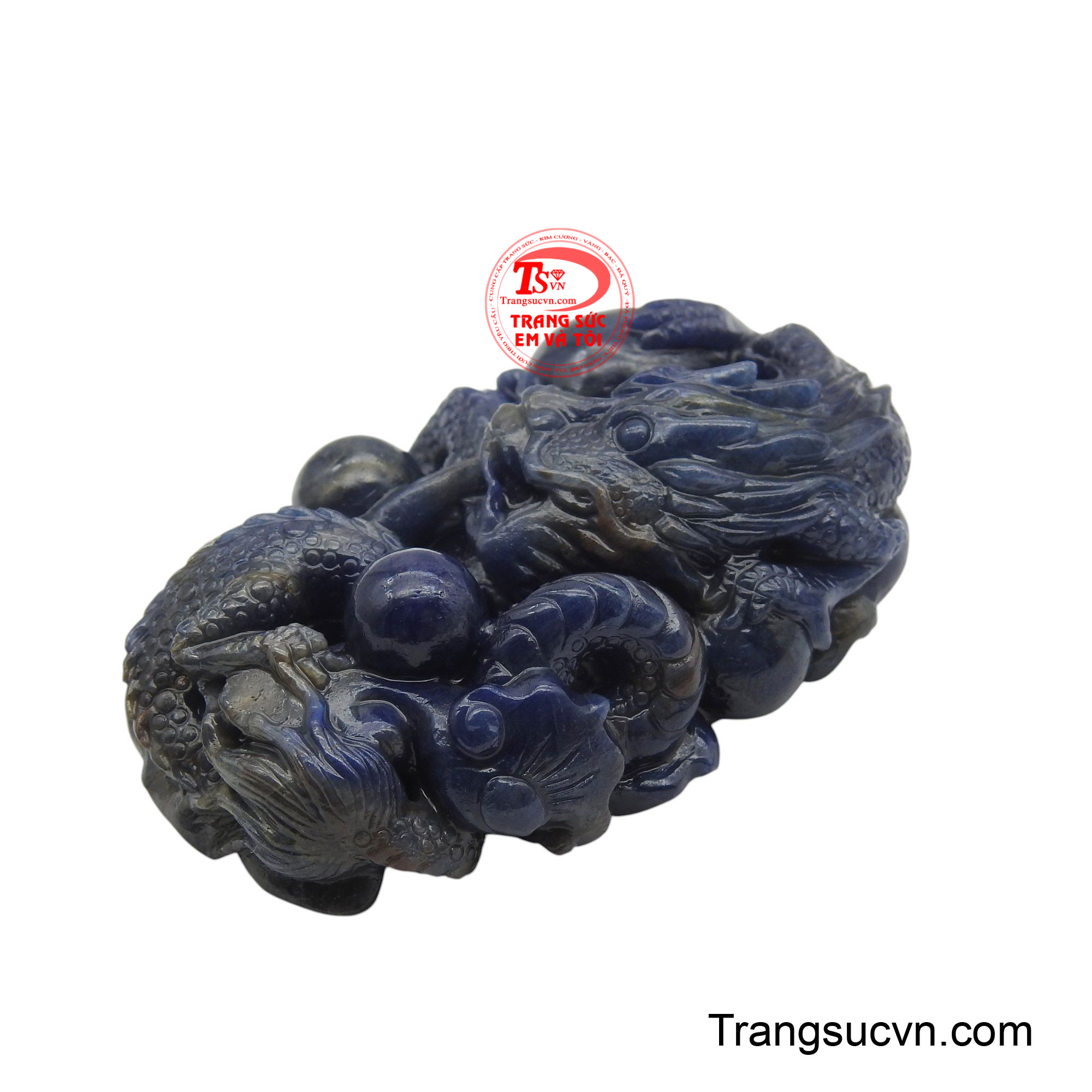 Sắc xanh của sapphire còn tăng cường năng lượng bình an, hóa giải hung khí, giúp người đeo luôn vững vàng trước mọi thử thách, thu hút tài lộc và phước lành.