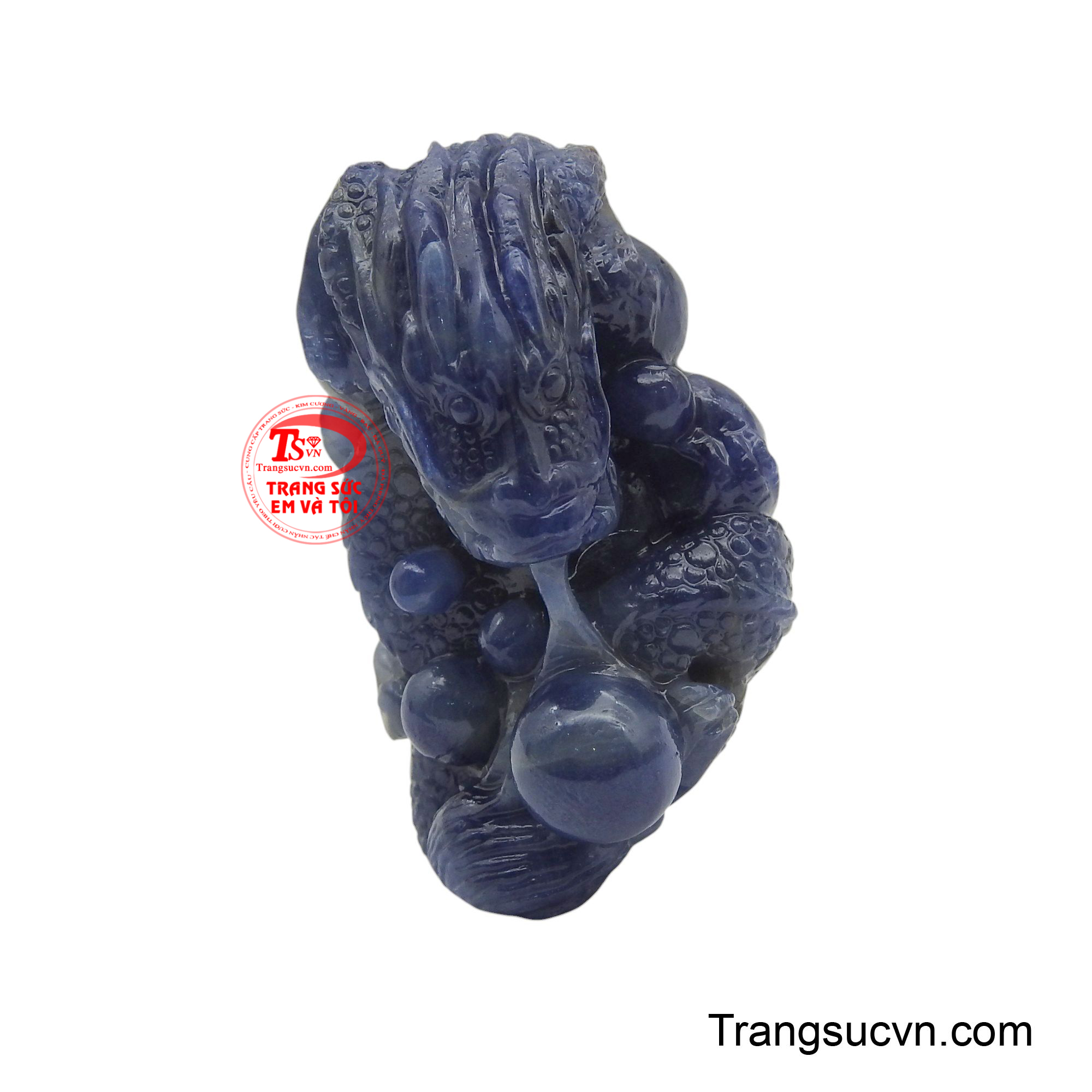 Mặt rồng Sapphire vượng khí được chạm khắc tinh xảo từ sapphire tự nhiên với sắc xanh sẫm cuốn hút.