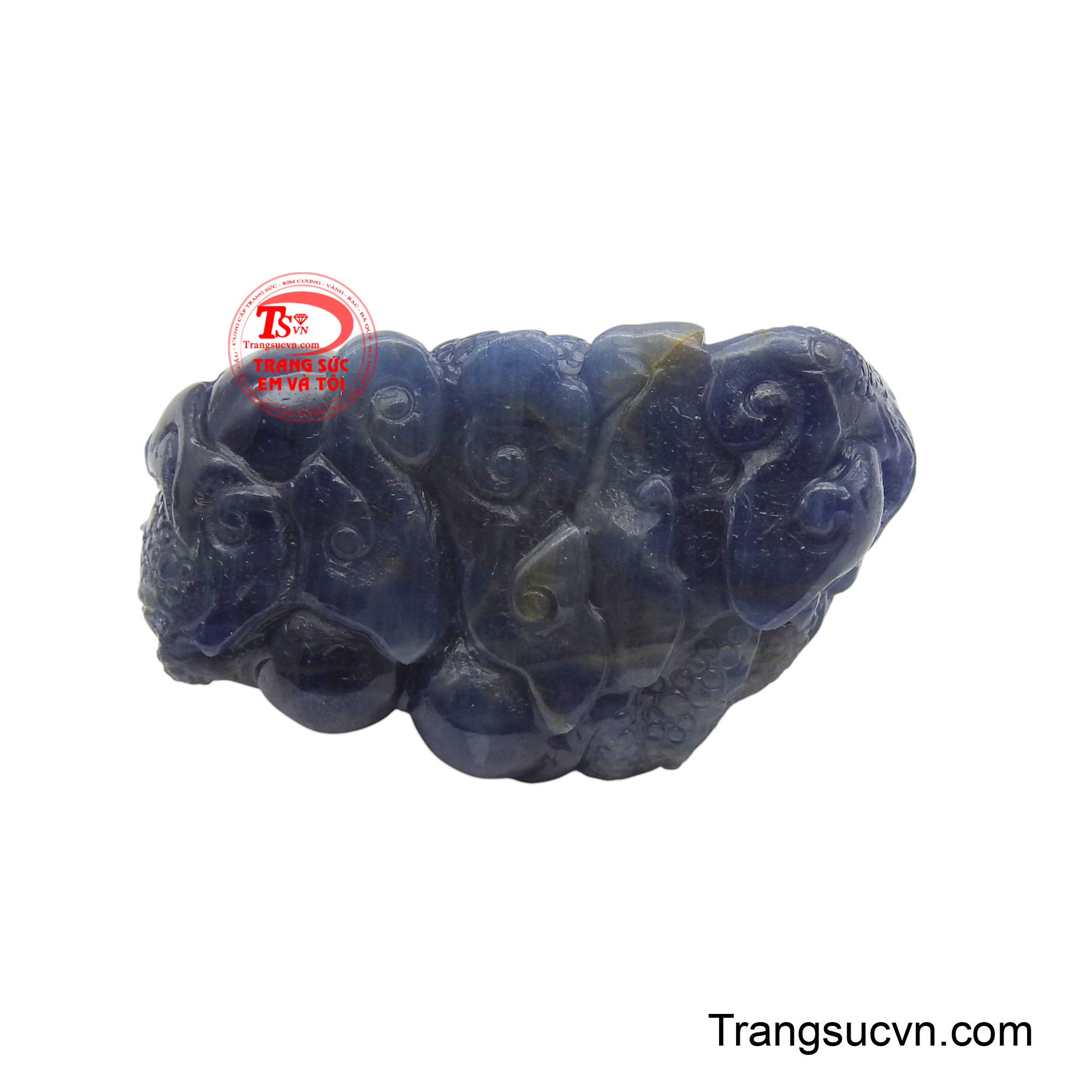 Đeo rồng sapphire bên mình giúp gia tăng tài lộc, thúc đẩy công danh, và mang lại sự bình an, thịnh vượng, giúp khí vận luôn tốt lành và thuận lợi trên mọi phương diện cuộc sống.