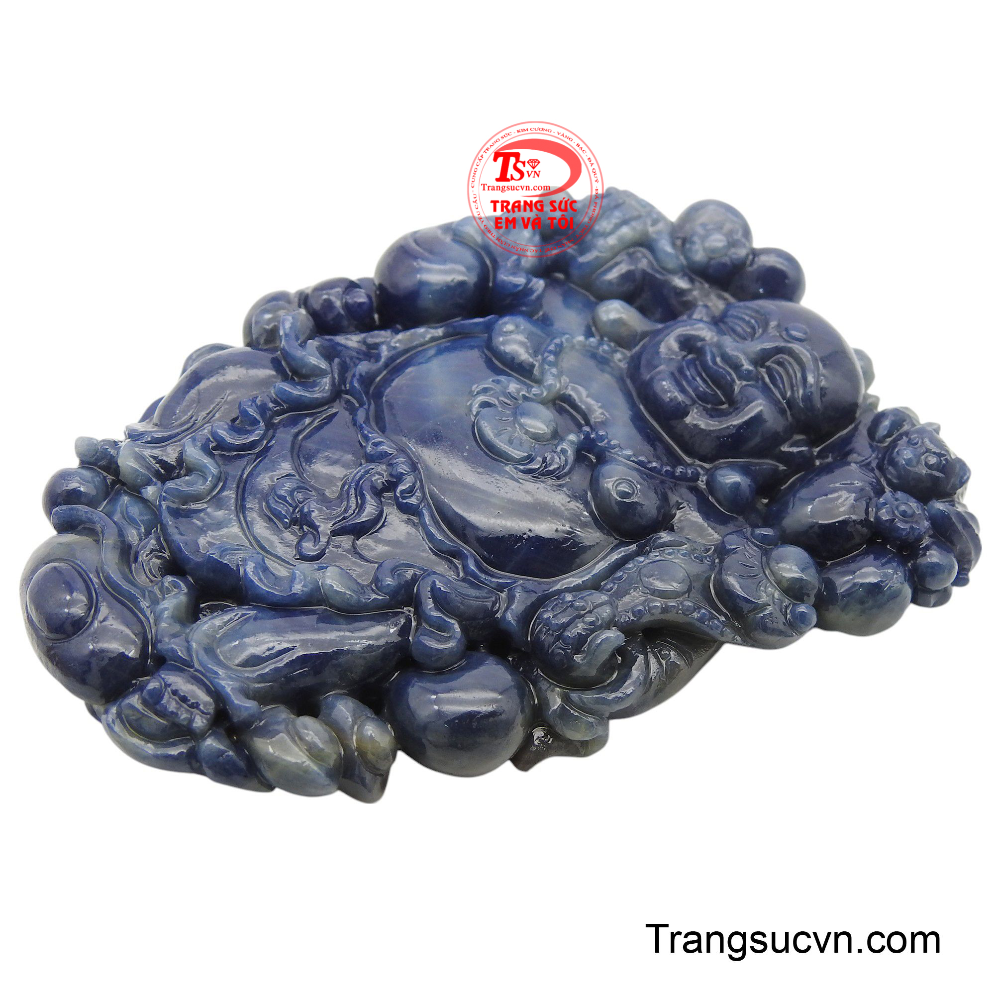 Từng chi tiết được chạm khắc tinh xảo trên khối Sapphire tự nhiên đã thổi hồn vào tác phẩm, biến nó thành một biểu tượng sống động của hạnh phúc và sự đủ đầy.
