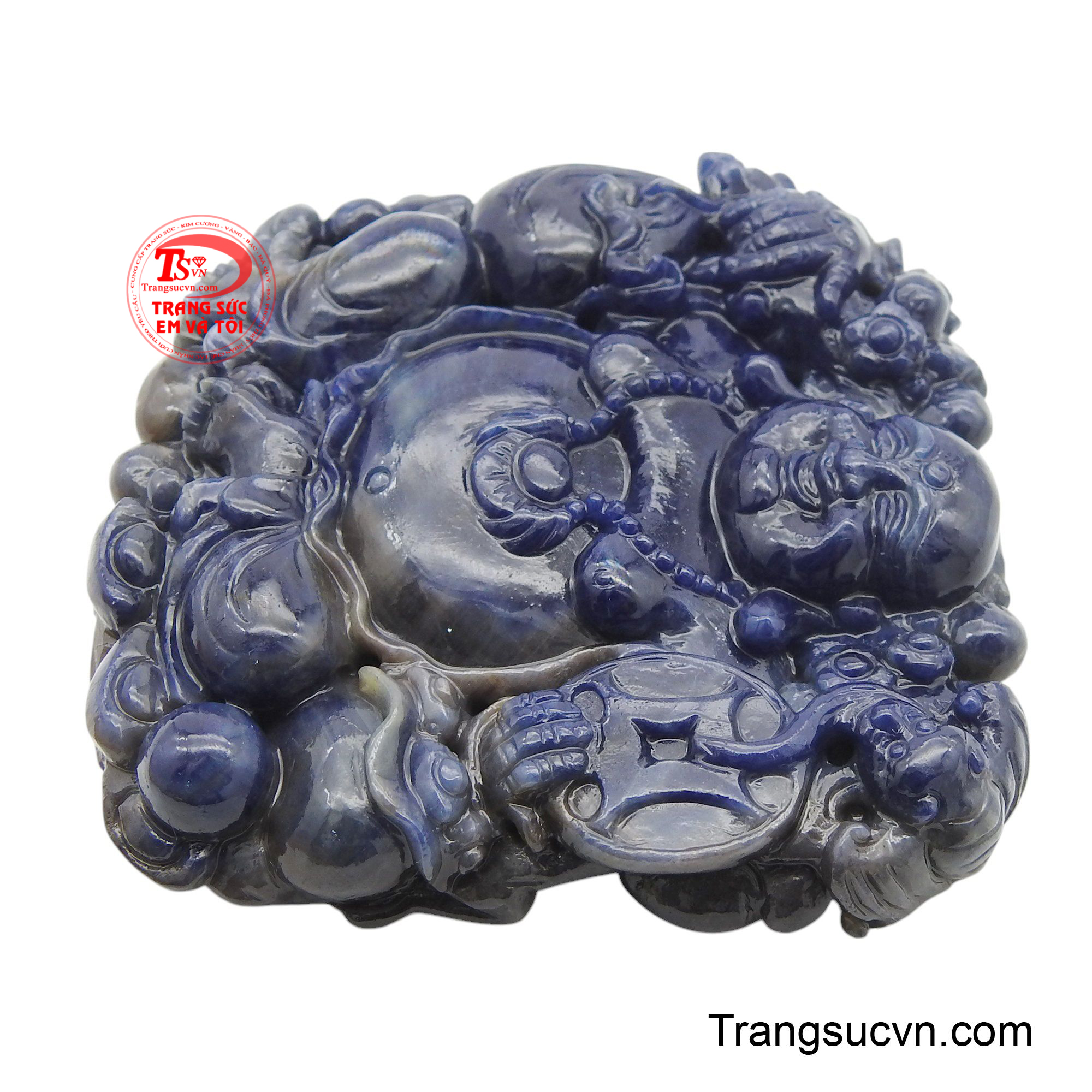 Từng đường nét chạm khắc tinh xảo trên viên Sapphire tự nhiên không chỉ thể hiện vẻ đẹp của đá quý mà còn toát lên sự an lạc, phúc hậu của Ngài.