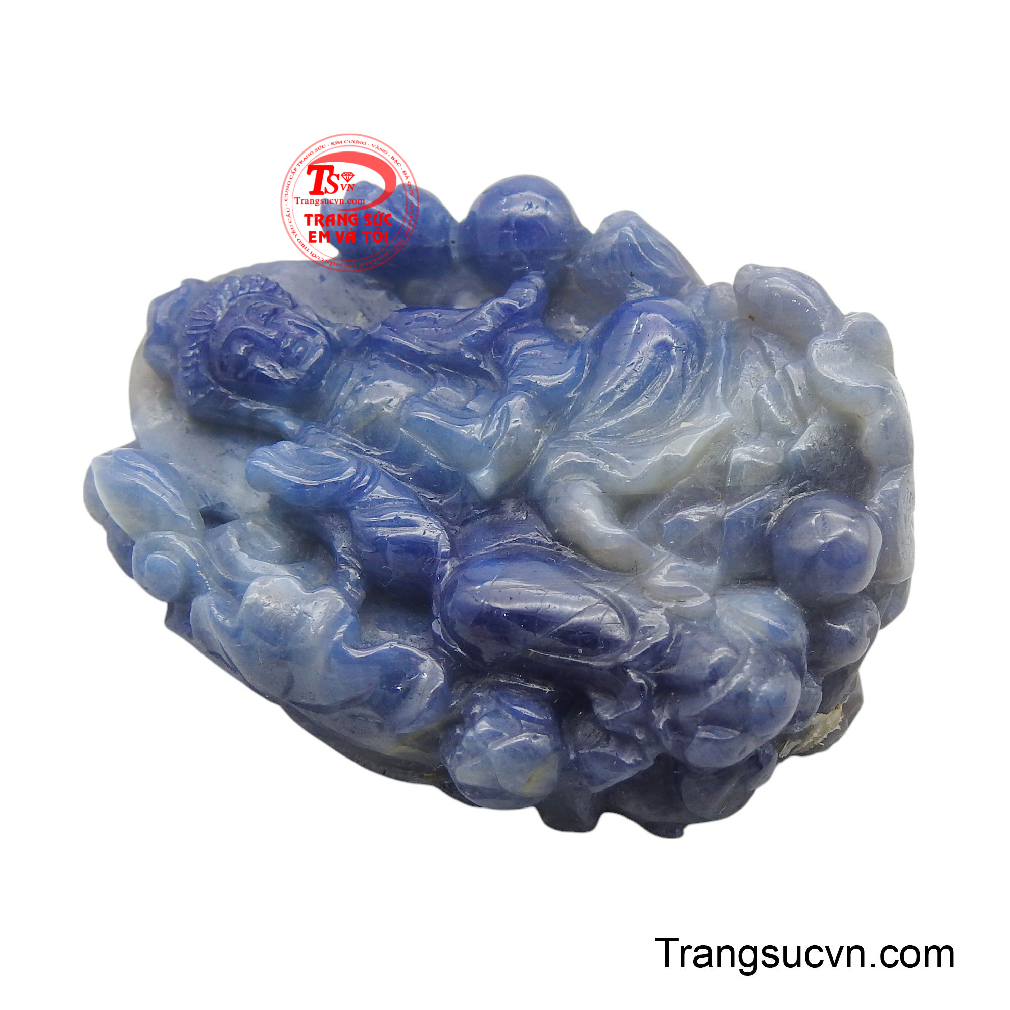 Sắc xanh sâu thẳm của sapphire không chỉ làm nổi bật sự trang nghiêm mà còn truyền tải năng lượng của định lực và trí tuệ vô biên.
