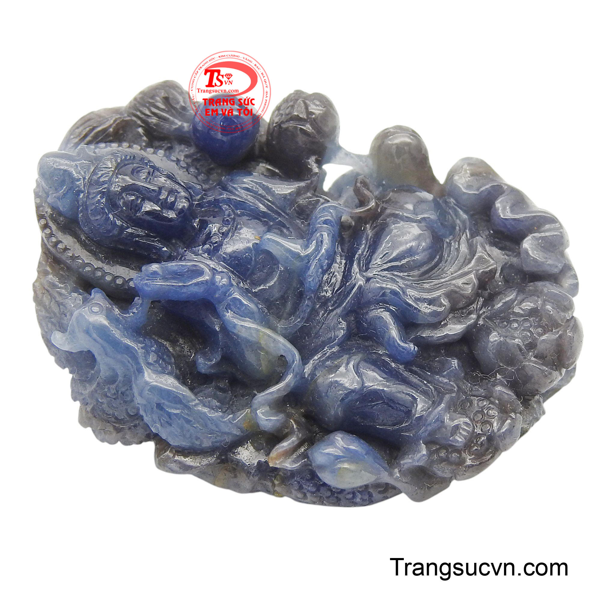 Hình ảnh Quan Âm được chế tác từ sapphire tự nhiên, toát lên vẻ an lạc và thanh thoát.