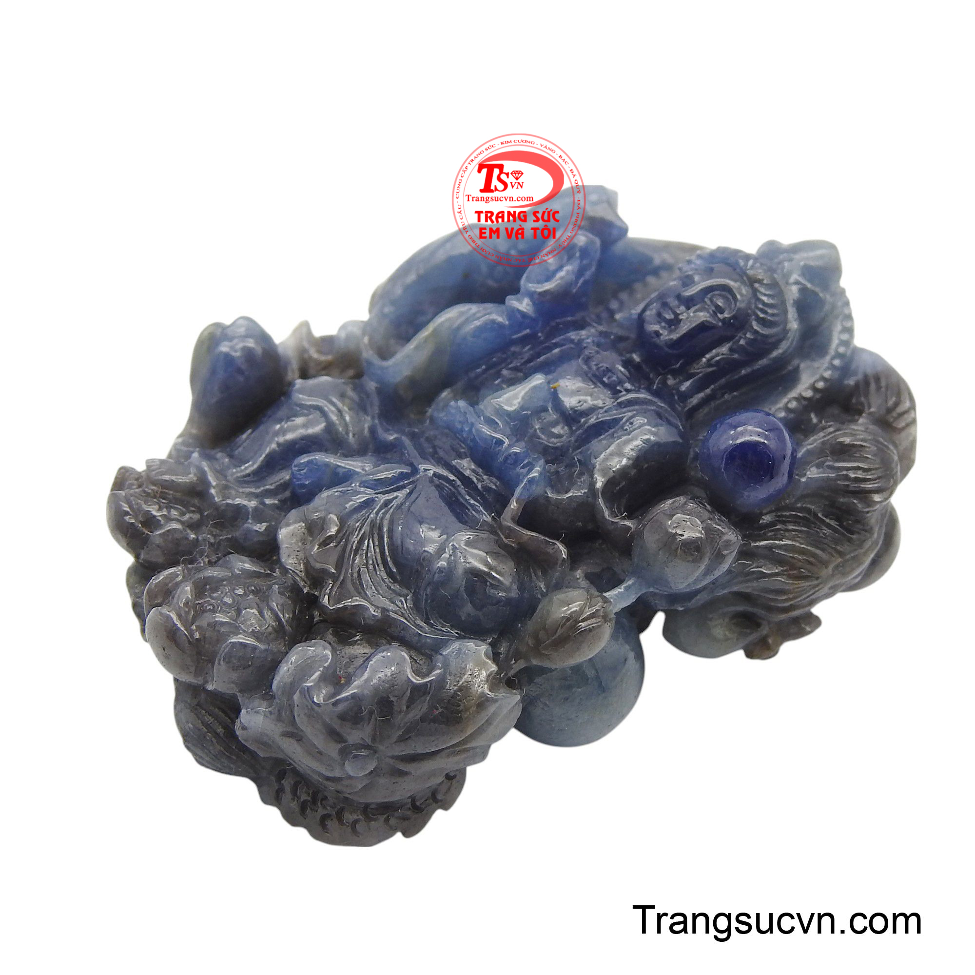 Với sắc xanh sâu thẳm của sapphire không chỉ mang lại vẻ đẹp quý phái mà còn hàm chứa năng lượng xoa dịu, hóa giải phiền muộn.