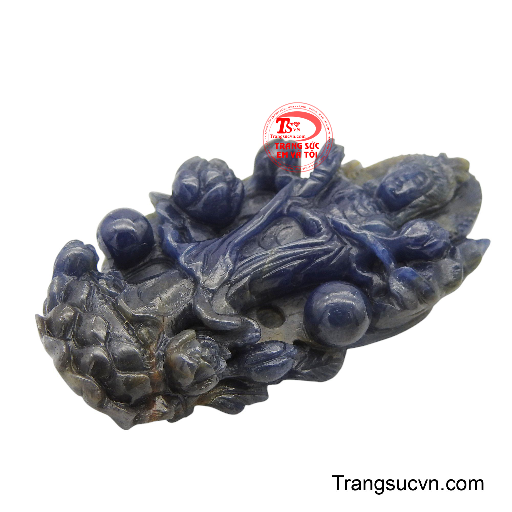 Với dung mạo hiền hòa và tư thế tĩnh tại, tượng là biểu trưng cho lòng từ bi lắng nghe mọi khổ đau của chúng sinh và ban rải sự an lạc.