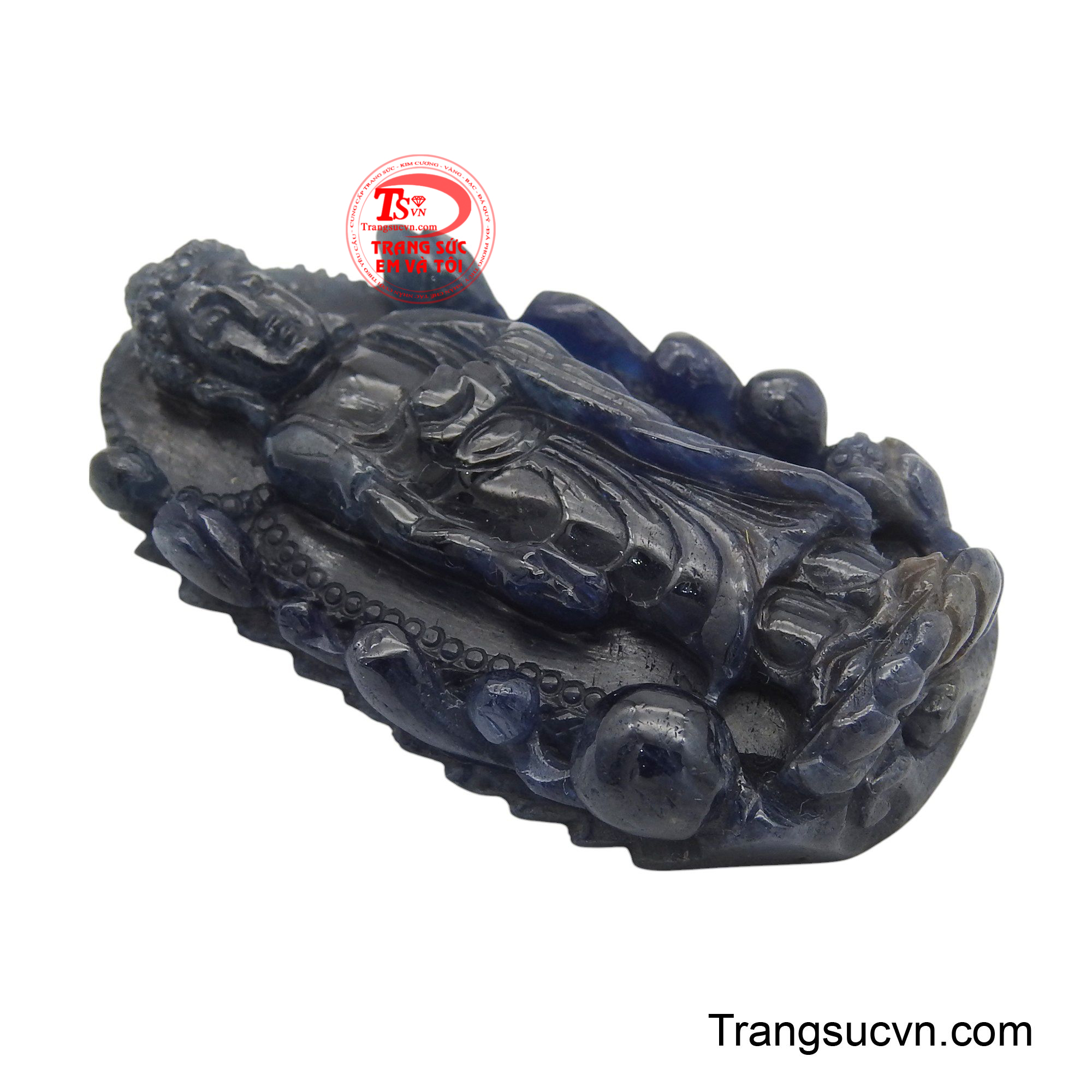 Với thần thái dịu hiền và ánh mắt quán chiếu, ngài là hiện thân sống động của hạnh nguyện cứu khổ cứu nạn, luôn lắng nghe và cảm thông với nỗi đau của chúng sinh.