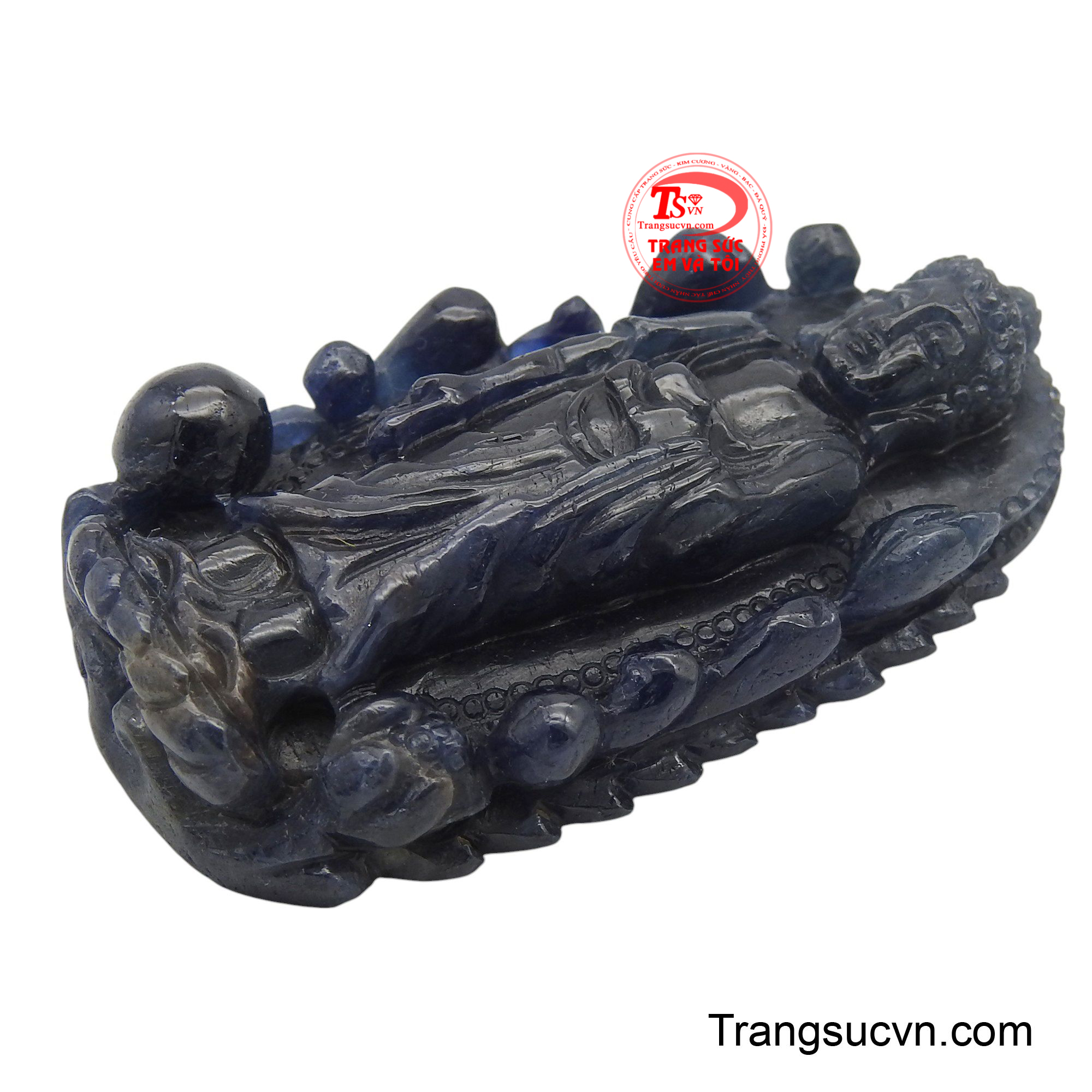 Sắc xanh lam của sapphire không chỉ làm nổi bật sự thanh cao mà còn lan tỏa năng lượng bình an và yêu thương vô bờ.