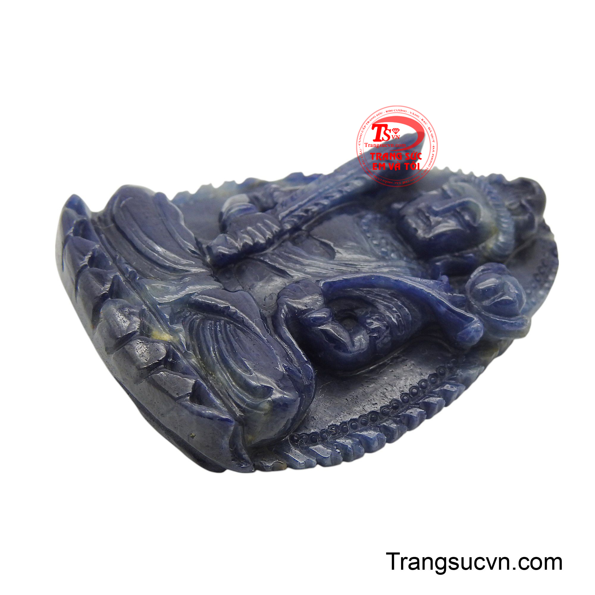 Sắc xanh lam của sapphire không chỉ làm nổi bật thần thái trang nghiêm mà còn truyền tải năng lượng của sự tĩnh tại và tập trung cao độ.