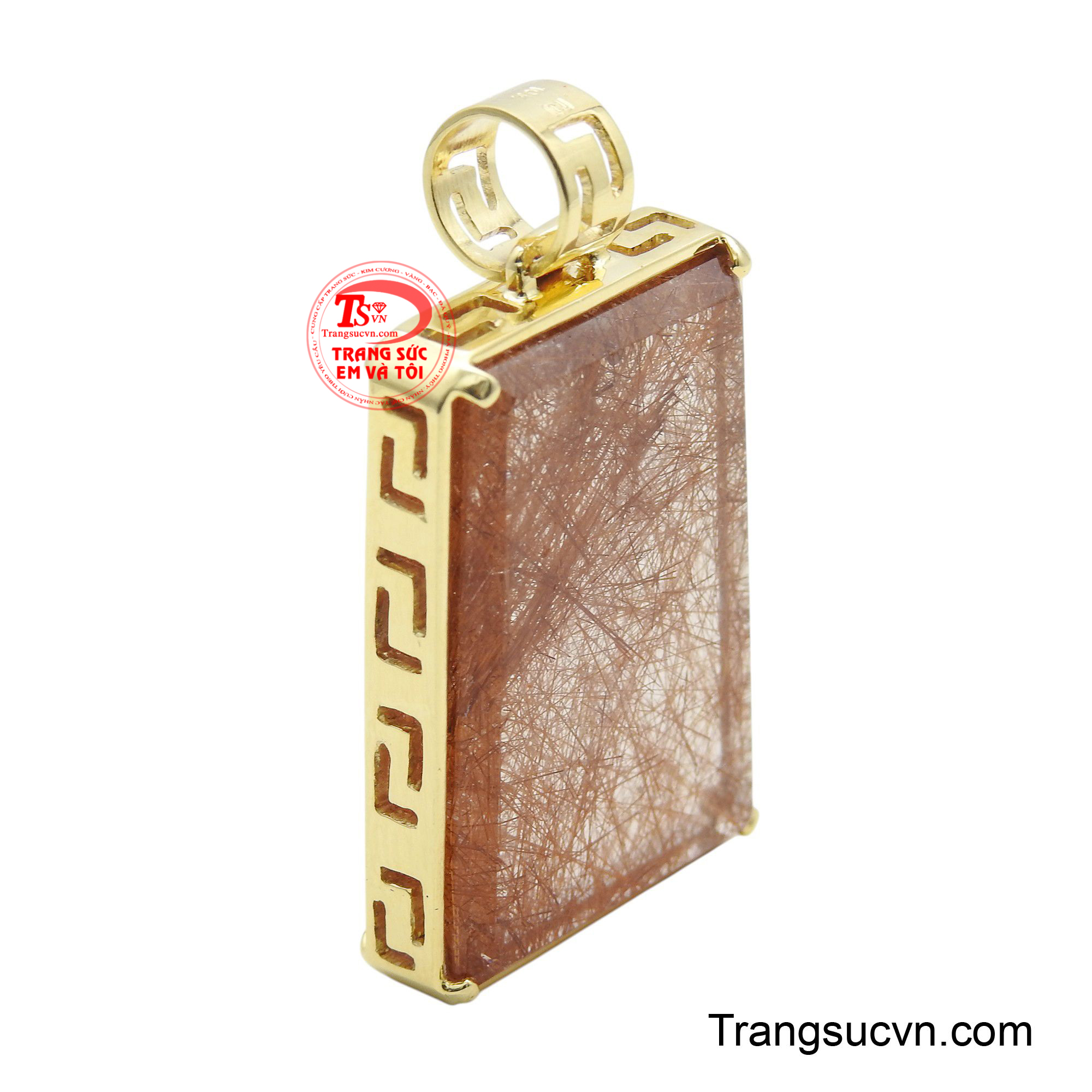 Mặt dây được bọc bởi sắc vàng 10K, ôm trọn và tôn lên vẻ đẹp nguyên bản của đá, đồng thời mang lại sự sang trọng và bền bỉ.