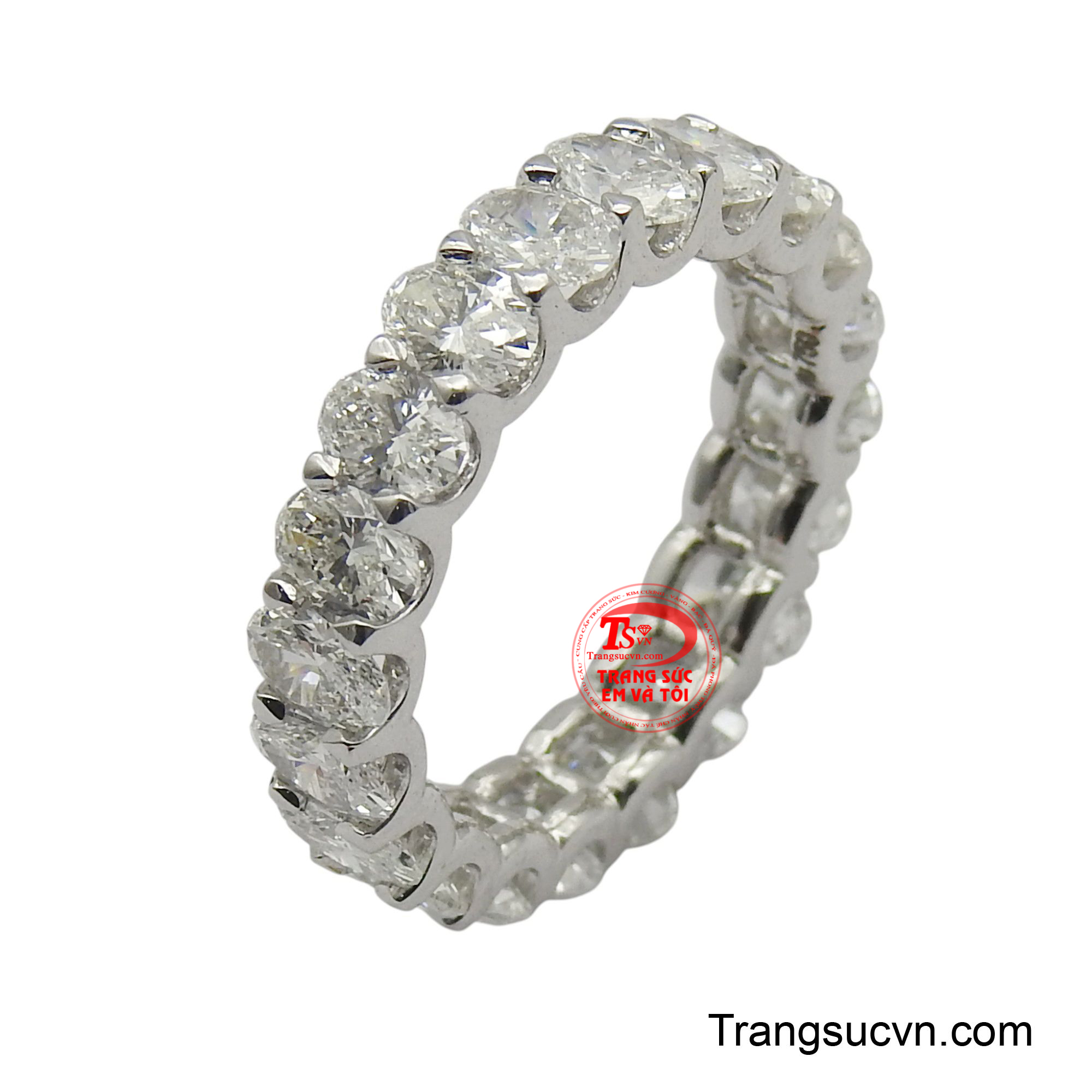 Nhẫn kim cương vàng 18K kiêu sa thể hiện sự sang trọng, đẳng cấp, vừa mang ý nghĩa phong thủy sâu sắc.