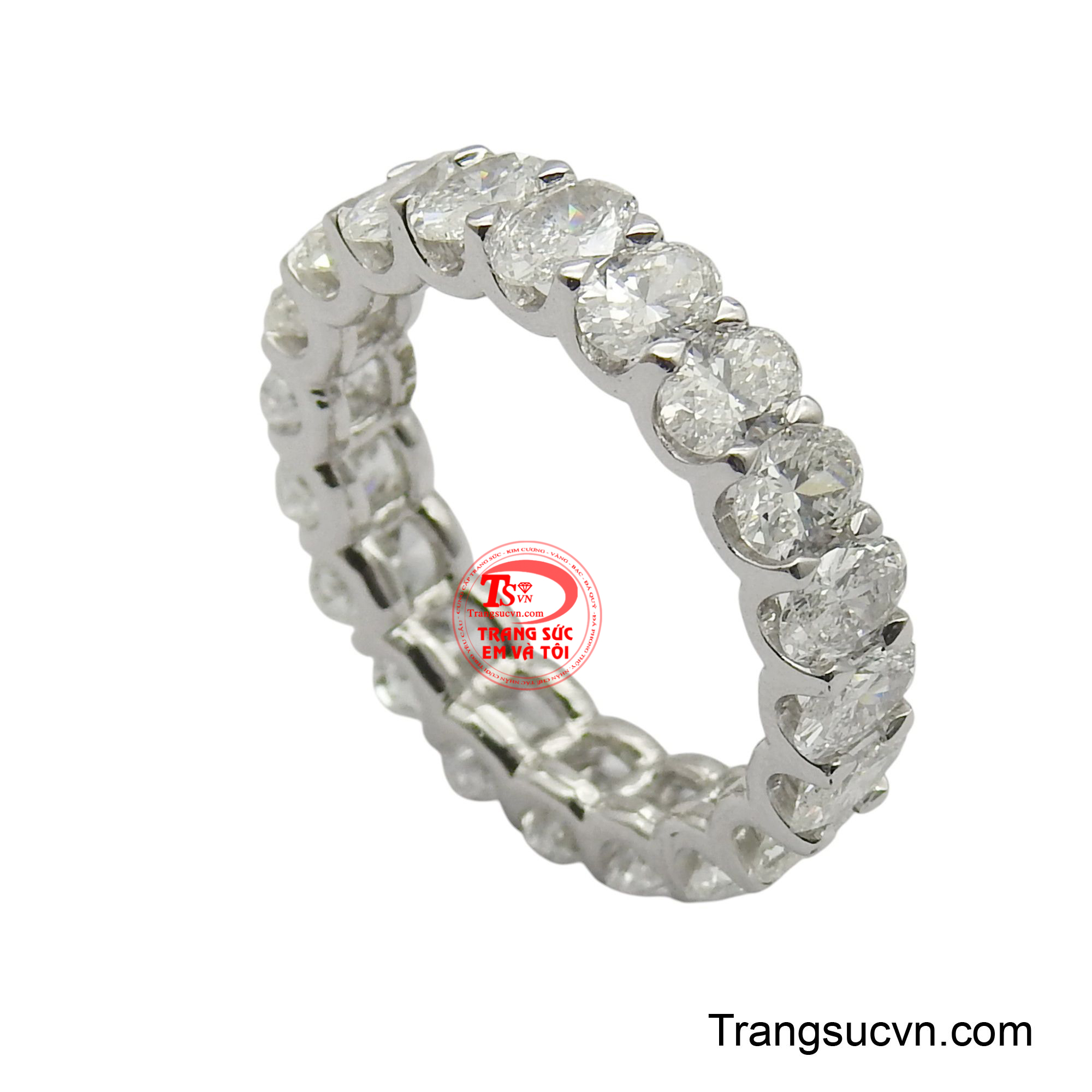 Những viên kim cương sáng lấp lánh rực rỡ trên nền vàng 18K sang trọng, tạo nên một dải sáng vô tận.