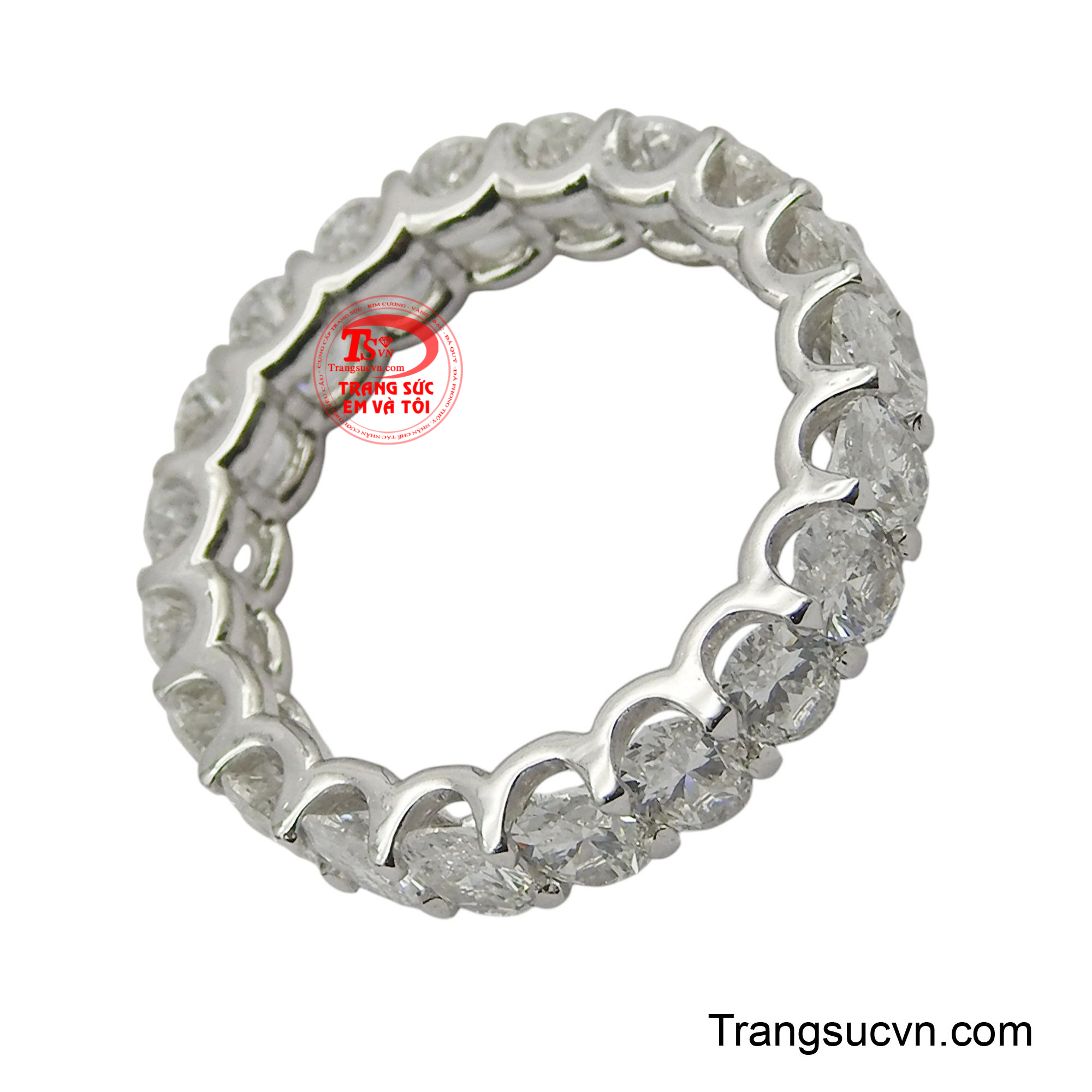 Thiết kế tinh xảo, từng viên đá được đặt cạnh nhau một cách hoàn hảo, tôn vinh vẻ đẹp thuần khiết và đẳng cấp.