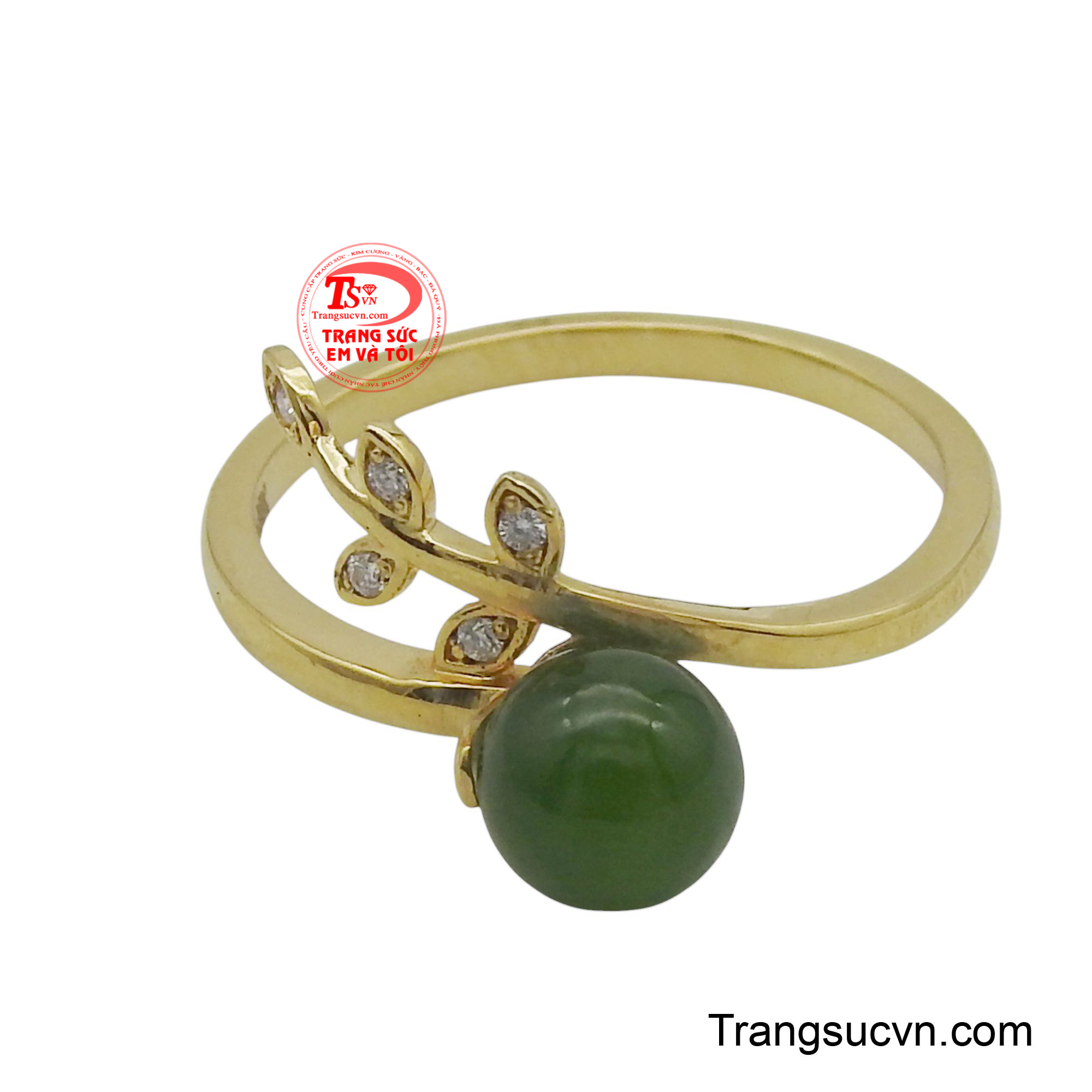 Sắc vàng 18K sáng bóng càng tôn lên sắc xanh tươi mát của viên ngọc, thu hút mọi ánh nhìn.