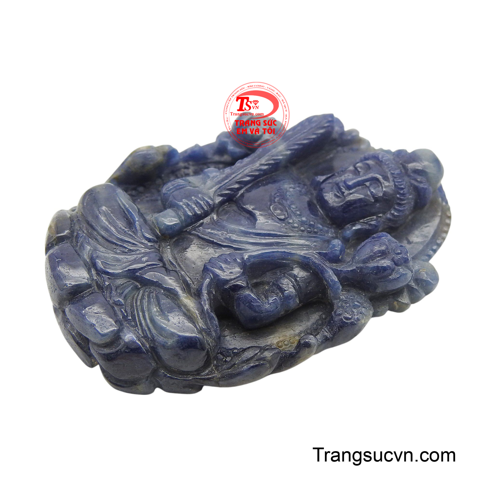 Sắc xanh lam huyền ảo của sapphire không chỉ tôn lên vẻ đẹp trang nghiêm mà còn mang lại năng lượng thanh lọc và thư thái.