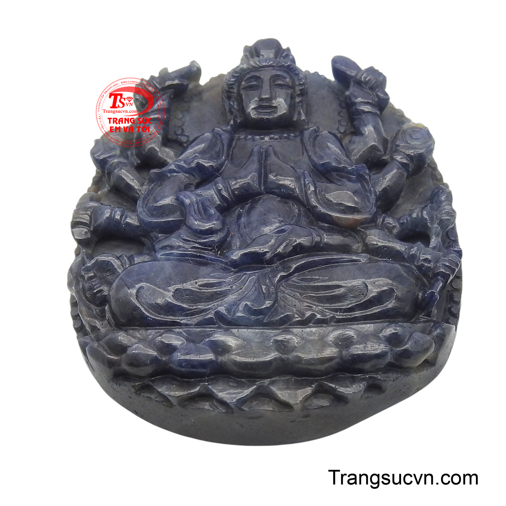 Với sắc xanh thẫm đặc trưng của Sapphire không chỉ mang lại vẻ đẹp huyền bí mà còn tượng trưng cho sự thanh tịnh, trí tuệ và bình an.