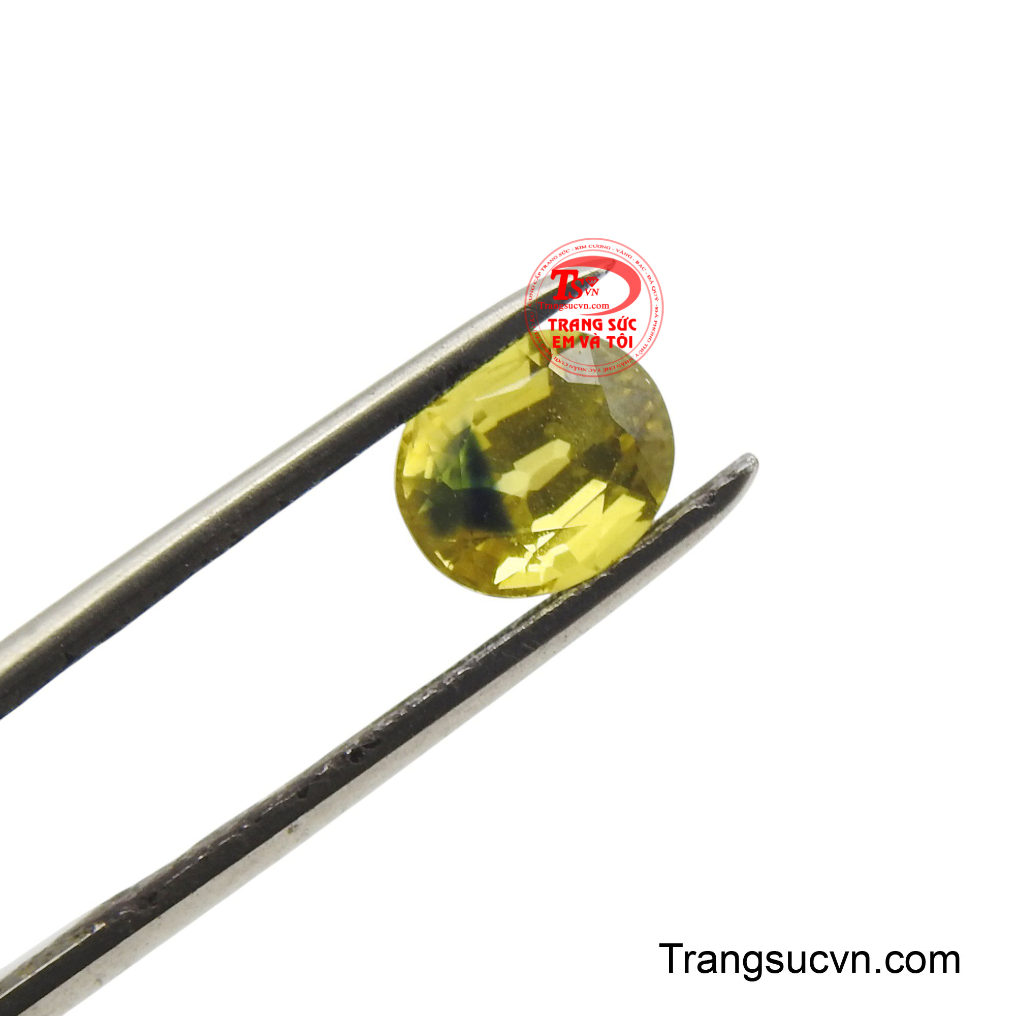 Những vết tích này không làm giảm đi giá trị, mà ngược lại, tôn lên vẻ đẹp đặc trưng và may mắn của viên Sapphire, biến nó thành một báu vật có một không hai, hứa hẹn mang lại năng lượng tích cực và niềm vui cho người sở hữu.