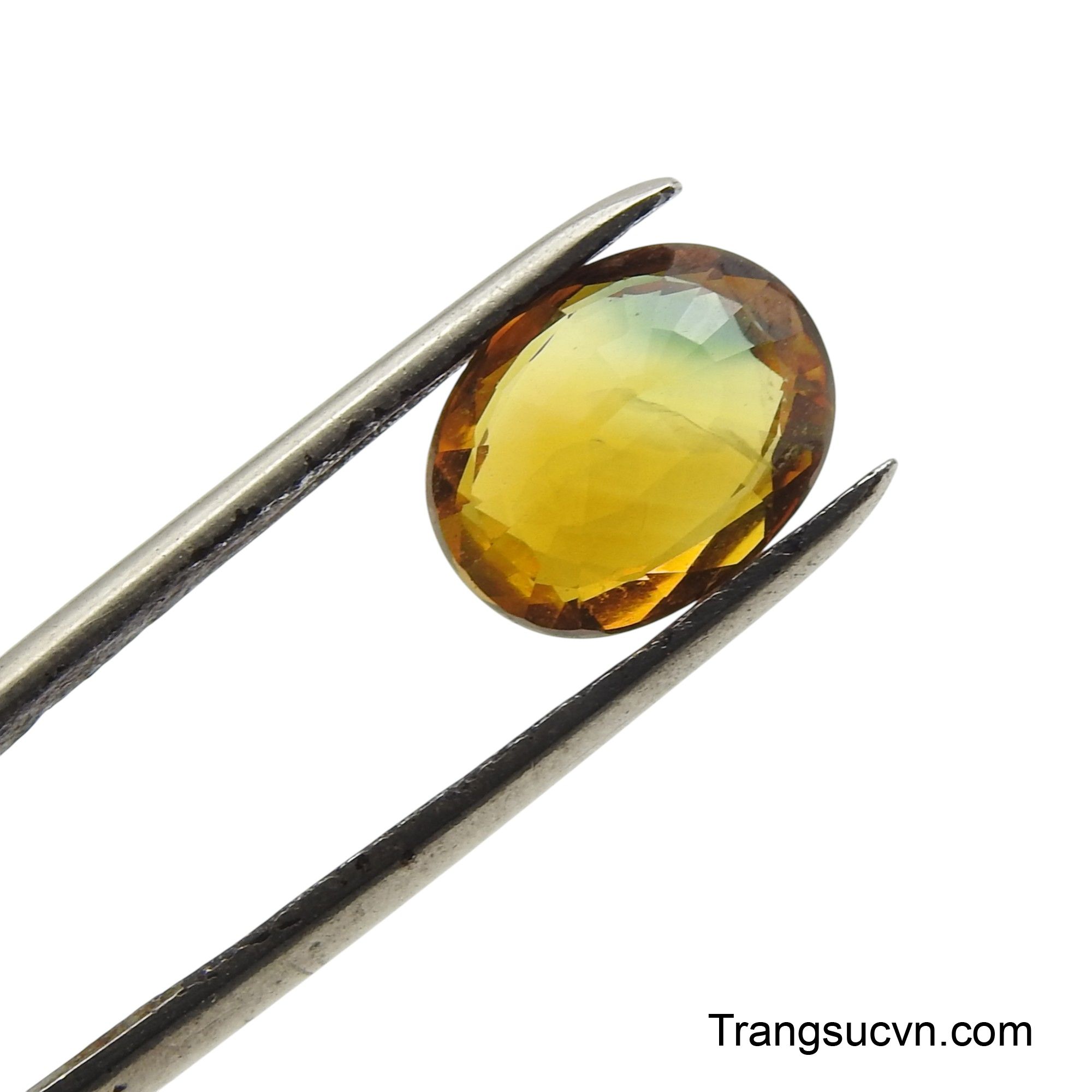 Những đường cắt oval tinh xảo không chỉ làm tăng thêm vẻ sang trọng mà còn tối đa hóa khả năng phản chiếu ánh sáng, tạo nên một hiệu ứng lấp lánh đầy cuốn hút.