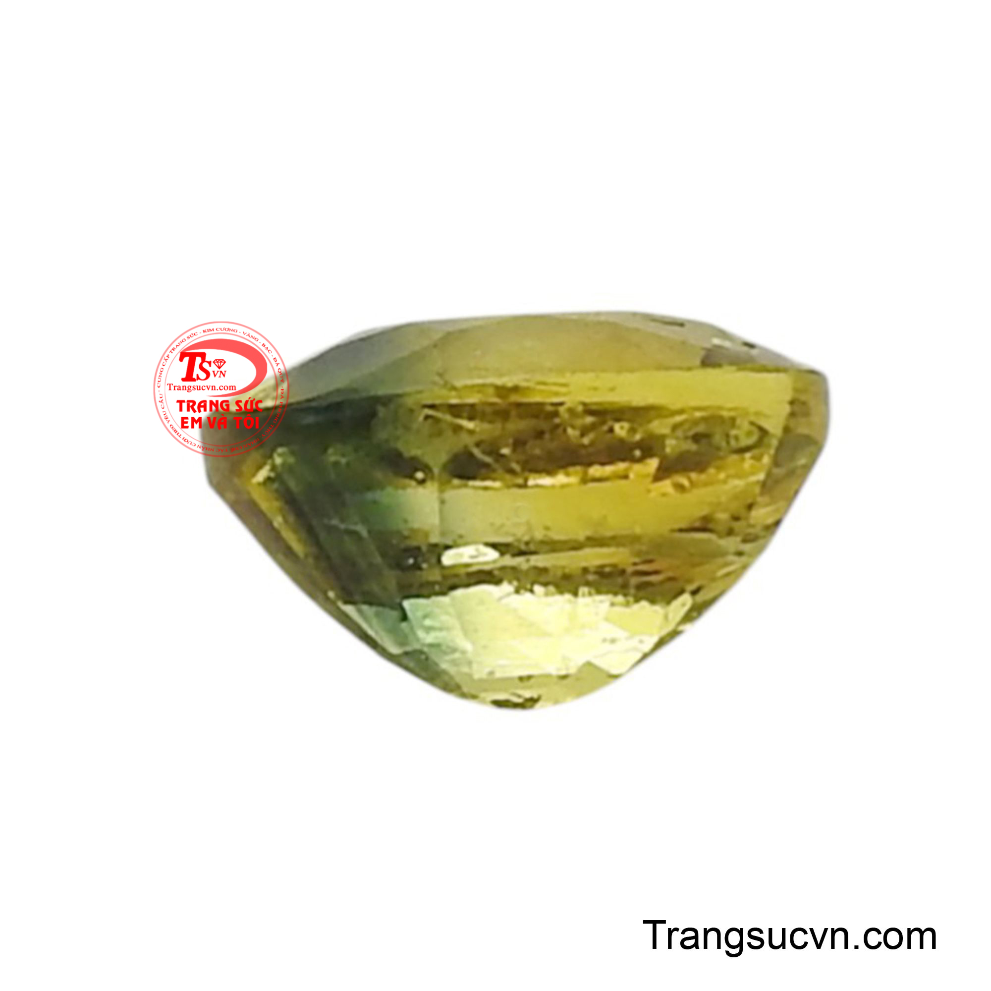 Viên đá được chạm khắc tinh xảo, mang đến cho người dùng viên saphir hoàn mỹ.