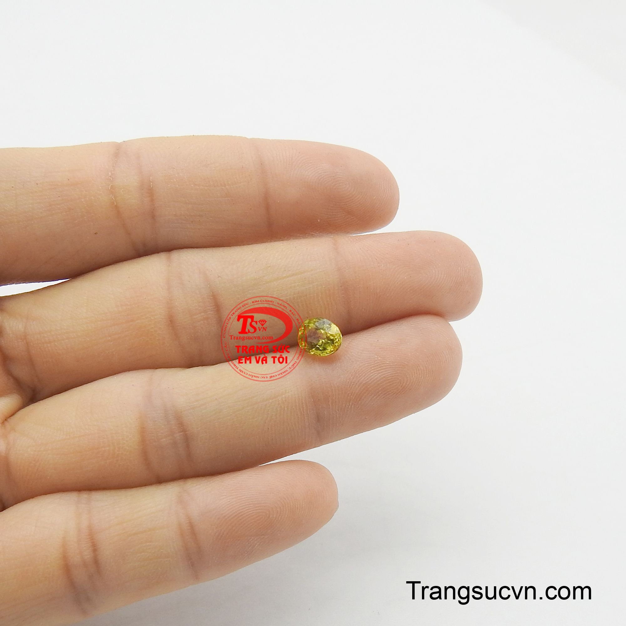 Viên Saphire vàng phù hợp với người mệnh Thổ và mệnh Kim.
