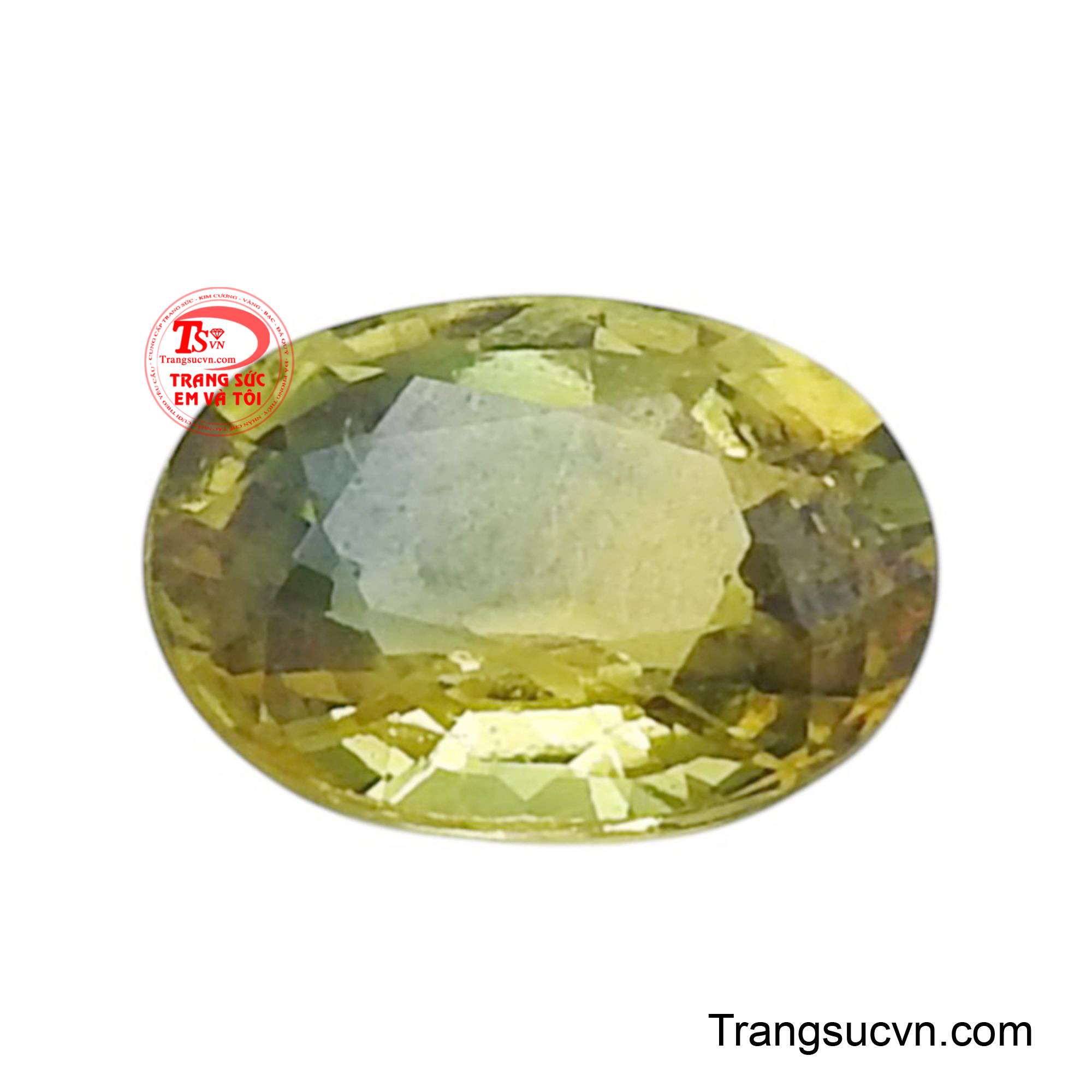 Viên Saphir vàng phớt lục mang vẻ đẹp độc đáo của thiên nhiên, hòa quyện giữa sắc vàng rực rỡ của nắng và chút xanh dịu mát của lá.