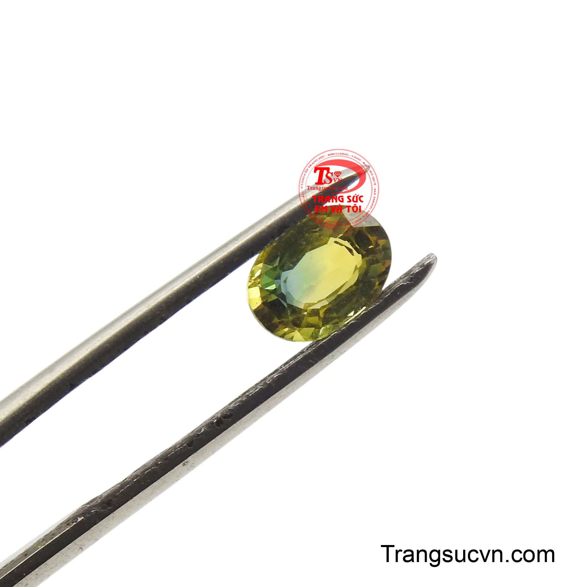 Các giác cắt oval tinh xảo không chỉ làm tăng vẻ duyên dáng mà còn tối đa hóa khả năng bắt sáng, tạo ra những tia lấp lánh quyến rũ từ mọi góc nhìn.