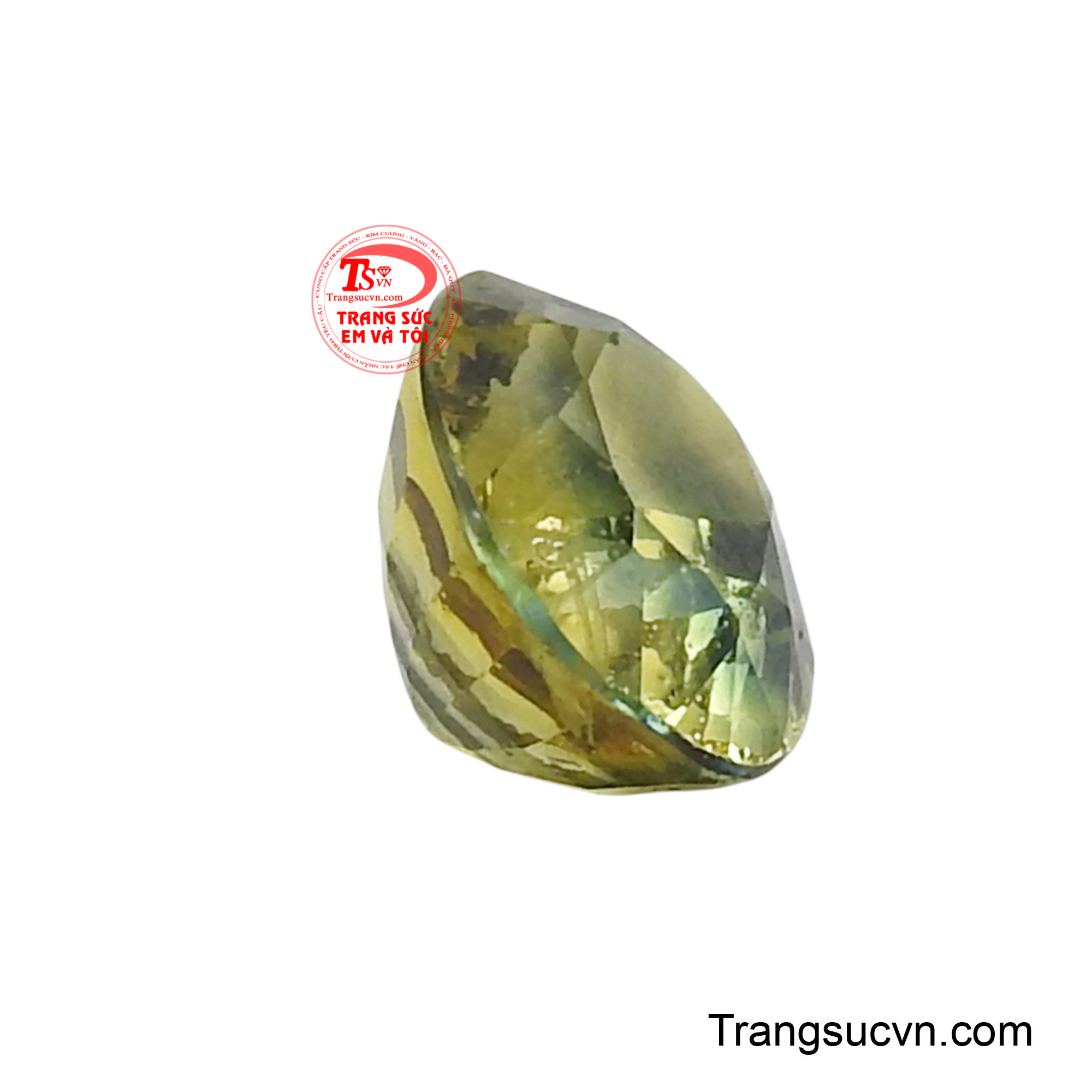 Khi đặt ở những vị trí chiến lược trong không gian sống hoặc làm việc, viên Sapphire này được tin là sẽ thu hút năng lượng tích cực, xua tan những điều không may và mang lại sự cân bằng.