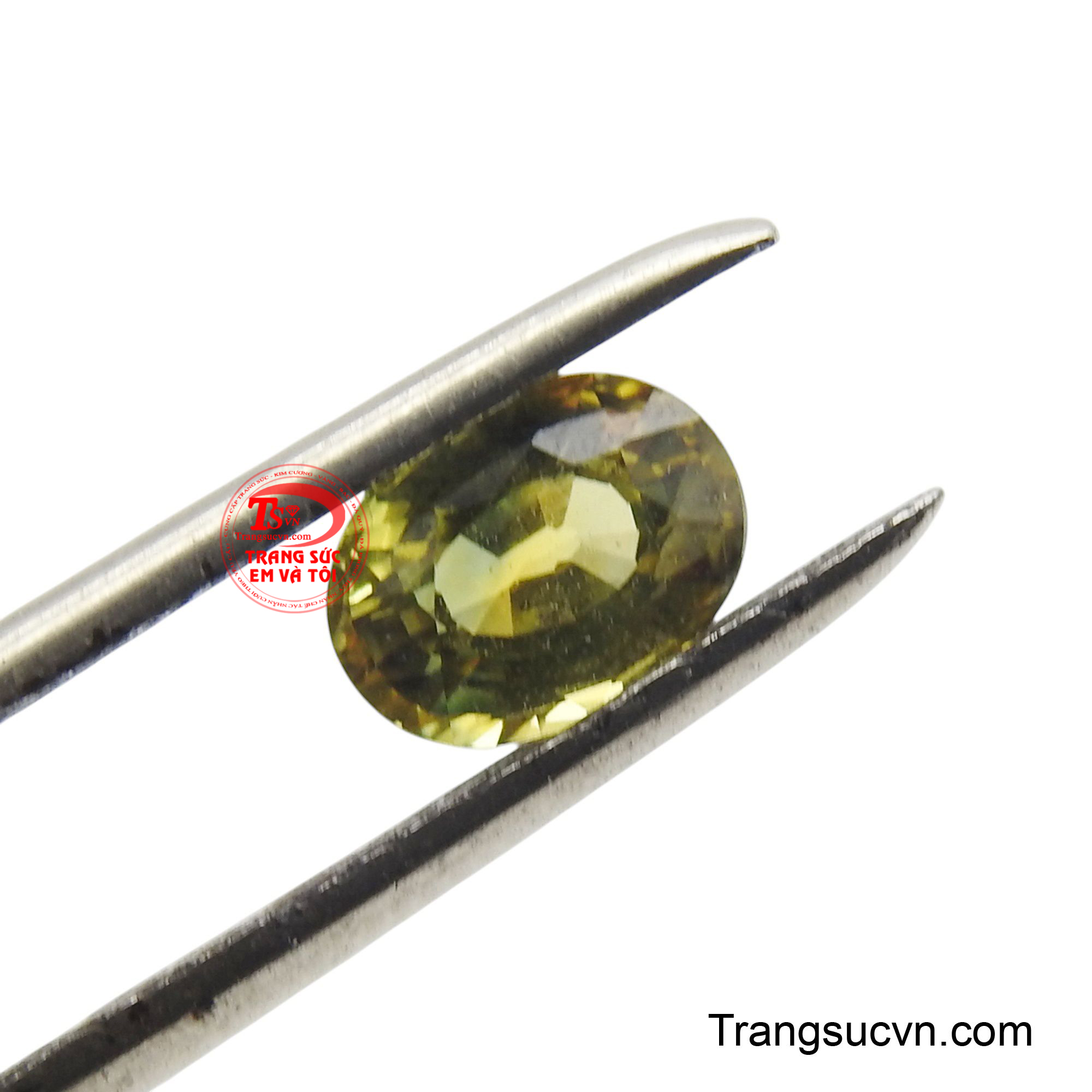 Nó không chỉ là một viên đá quý đẹp mắt mà còn là một lá bùa hộ mệnh, giúp gia chủ gặp nhiều thuận lợi trong công việc và cuộc sống, thể hiện sự kết nối hài hòa giữa con người và vũ trụ.
