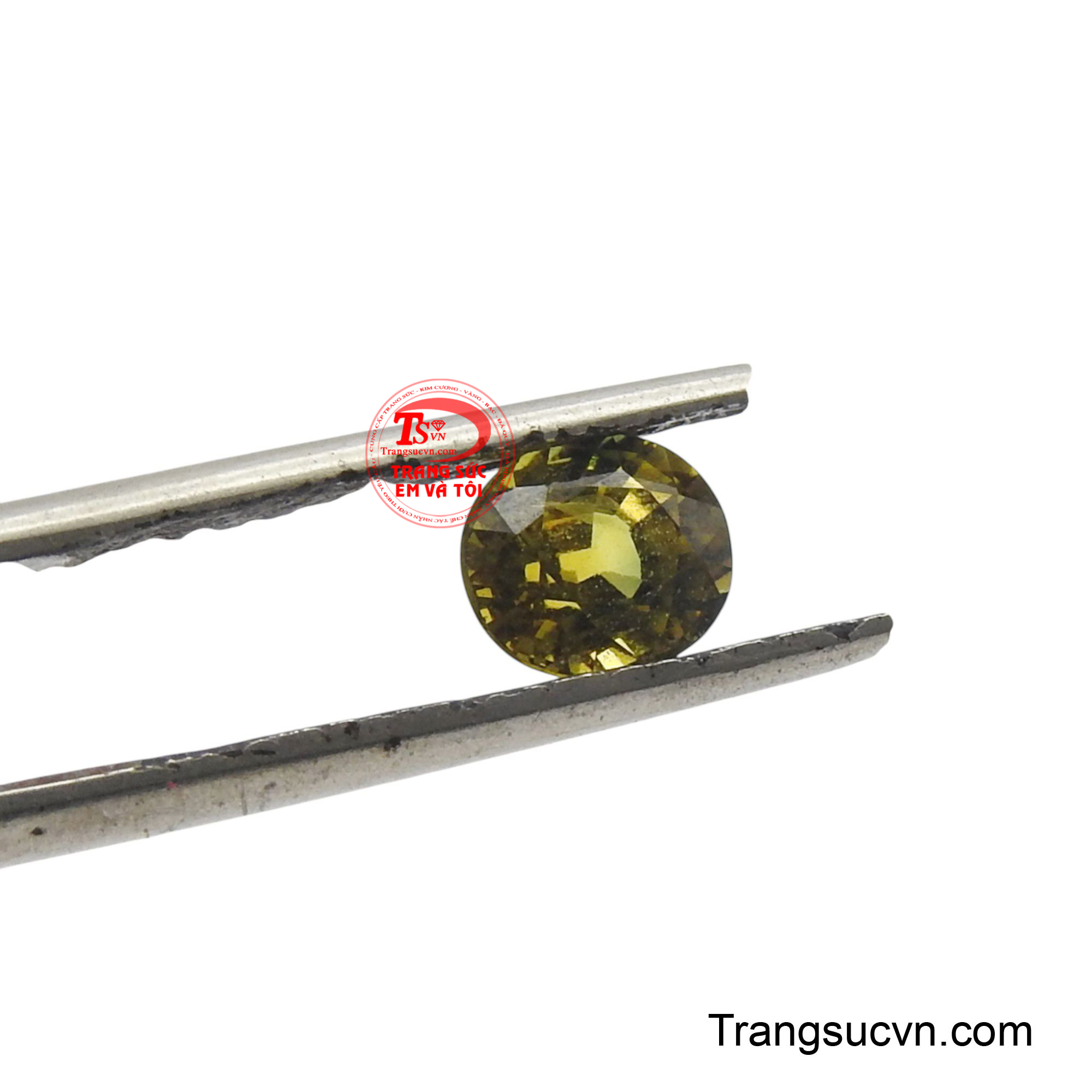Khi sở hữu viên Sapphire vàng huyền bí này, bạn không chỉ mang theo một món trang sức độc đáo mà còn là một lá bùa hộ mệnh, giúp khai mở trực giác, mang lại may mắn bất ngờ và dẫn lối đến những khám phá mới mẻ trong cuộc sống.