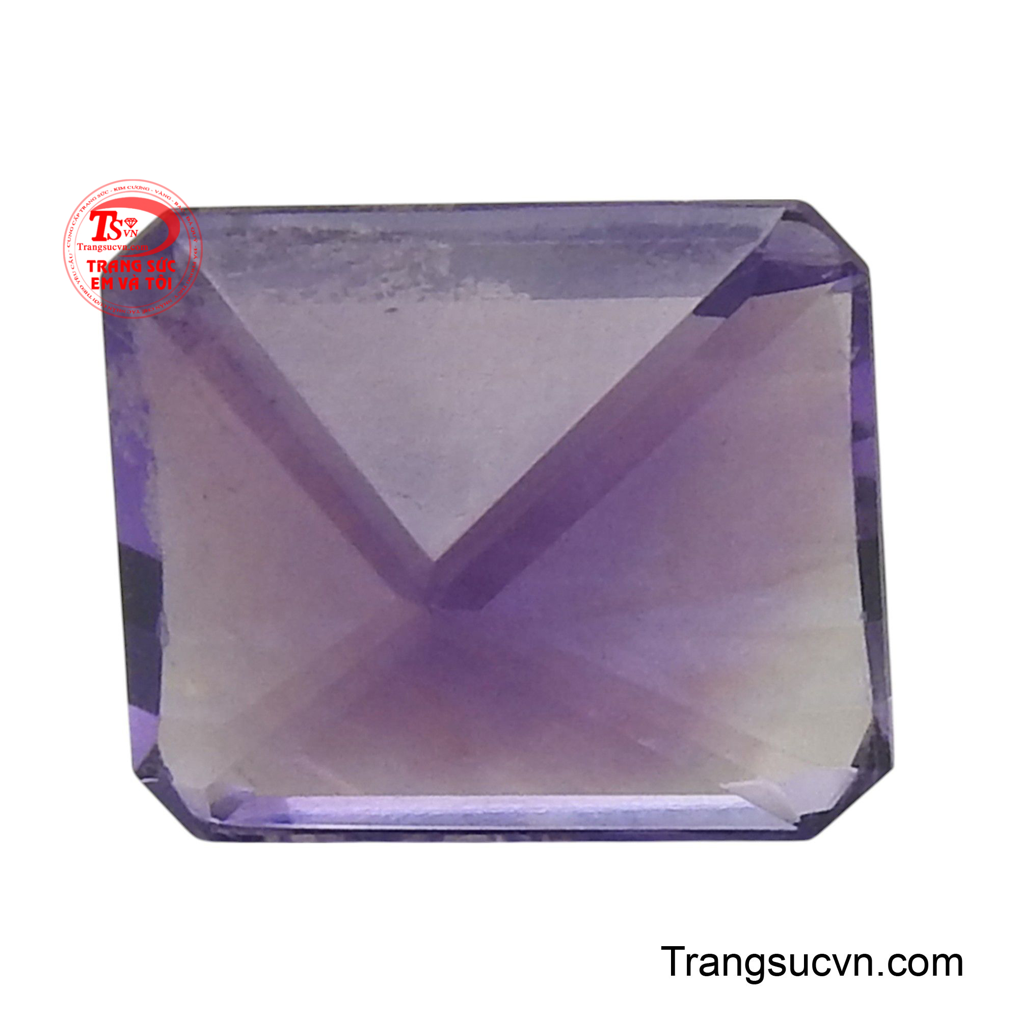 Các mặt cắt tinh xảo, thẳng tắp tôn lên vẻ đẹp nguyên bản và đẳng cấp của viên đá.