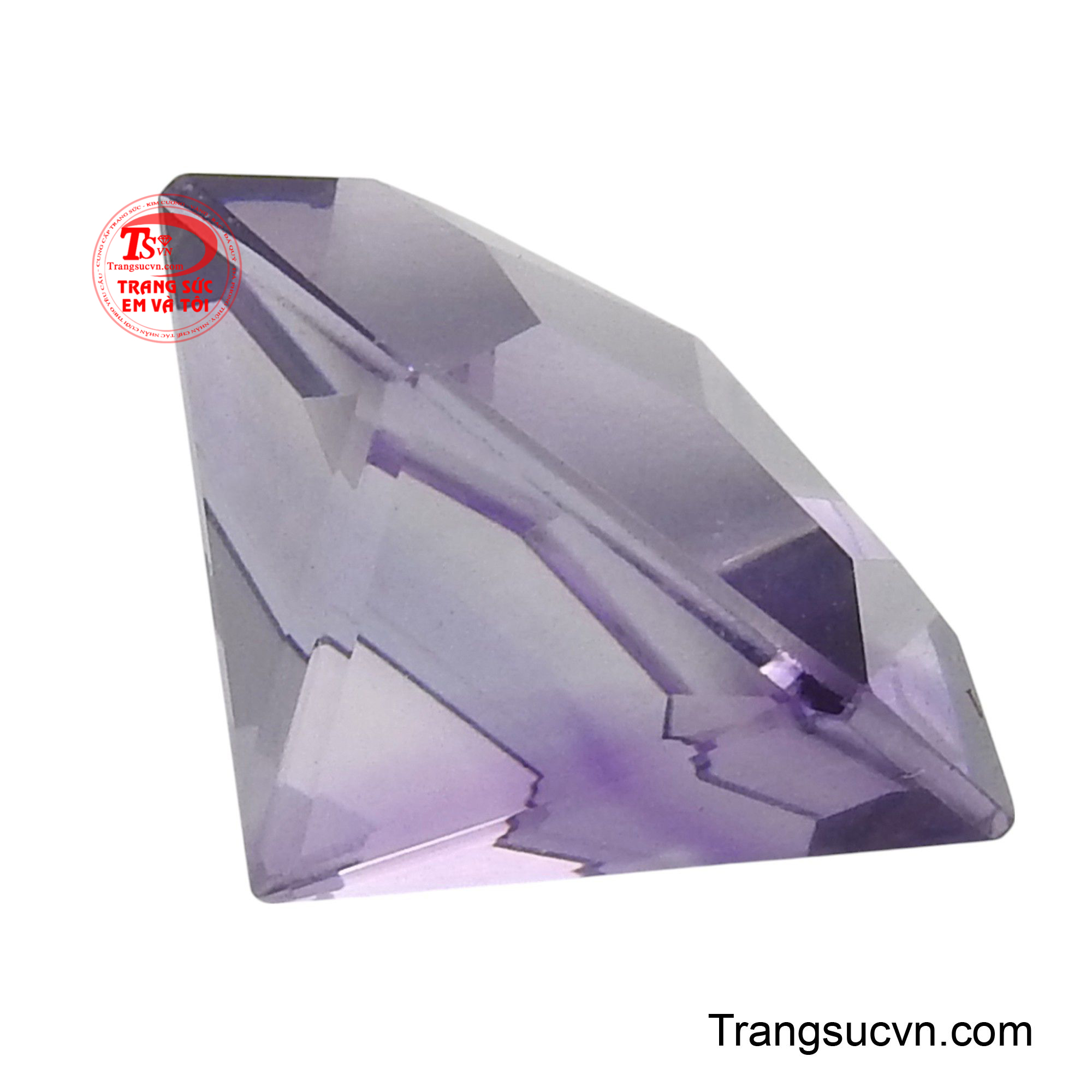 Với sắc tím thanh lịch của viên đá từ nhạt đến đậm, hòa quyện tạo nên chiều sâu huyền ảo, làm viên đá trở nên sống động dưới mọi góc nhìn.