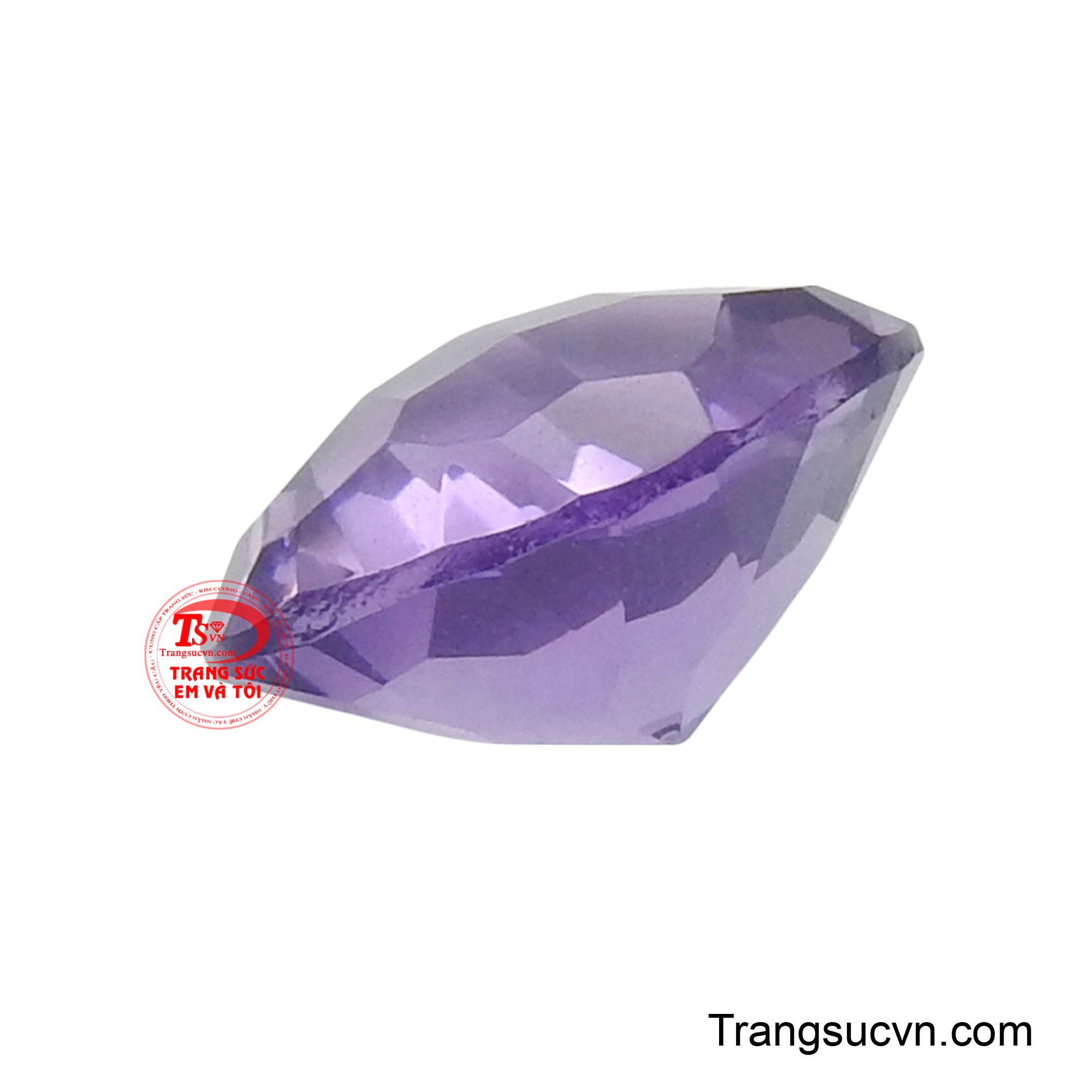 Các giác cắt vuông vức, sắc nét không chỉ tối đa hóa khả năng phản chiếu ánh sáng mà còn thể hiện sự vững chãi và cân bằng.