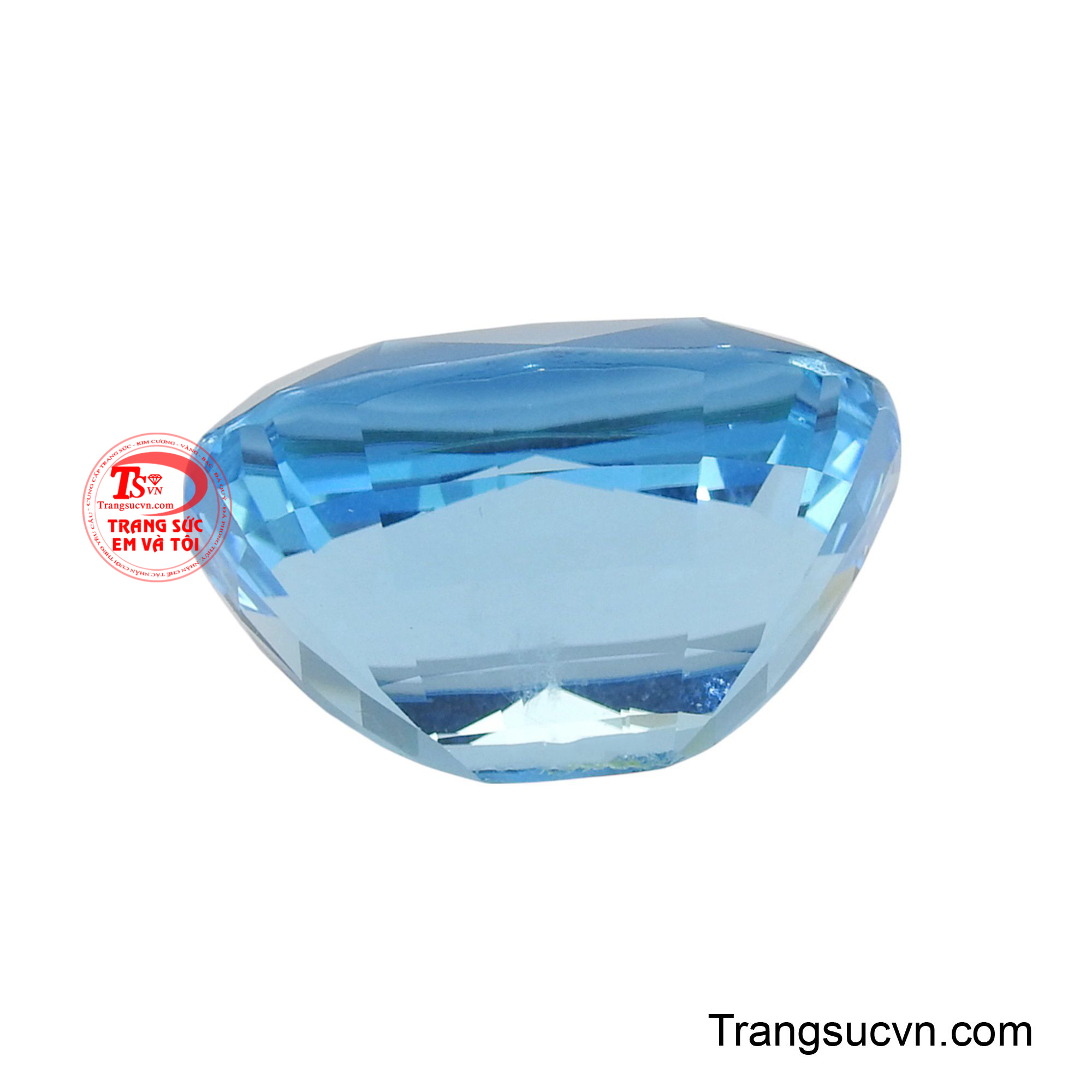 Từng giác cắt được mài dũa khéo léo giúp ánh sáng phản chiếu lấp lánh, tạo nên hiệu ứng thị giác đầy mê.