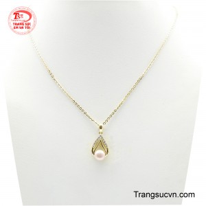 Bộ dây chuyền ngọc trai toát lên vẻ đẹp dịu dàng và tinh khôi, là biểu tượng vượt thời gian của sự thanh lịch.