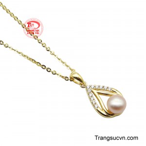 Dây chuyền mảnh mai, đồng điệu càng tôn lên vẻ đẹp kiêu sa của mặt ngọc, tạo nên một tổng thể hài hòa và sang trọng.