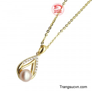 Đây là món trang sức hoàn hảo để làm nổi bật vẻ đẹp thanh lịch và quý phái của người phụ nữ, phù hợp cho mọi dịp.