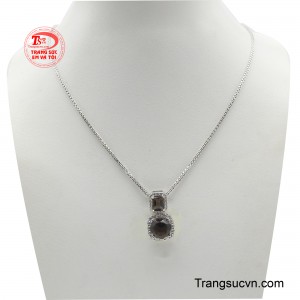 Bộ dây thạch anh khói không chỉ là một món trang sức, mà còn là một câu chuyện được kể qua từng viên đá.