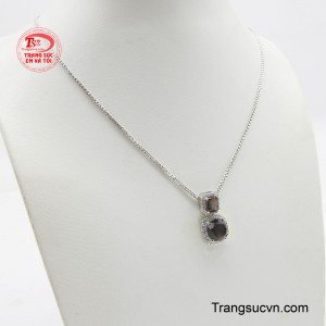 Viên thạch anh khói hình chữ nhật ở trên, mang trong mình vẻ đẹp thanh lịch và tĩnh lặng, như một cánh cửa hé mở vào thế giới của sự bình yên và chiêm nghiệm.