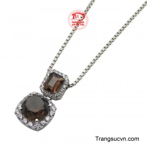 Với thiết kế nhỏ gọn, bộ dây chuyền ôm trọn vòng cổ mang lại cảm giác thoải mái cho người đeo.