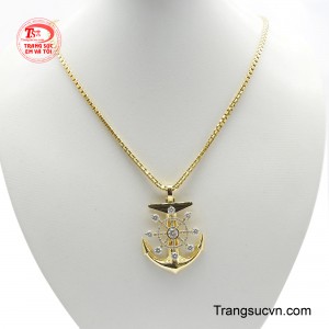Bộ mặt dây chuyền nam vàng 18K là một biểu tượng mạnh mẽ của phong cách và cá tính.