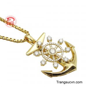 Đặc biệt, hình bánh lái tàu được đính kết tinh xảo bởi những viên đá moisanite lấp lánh không chỉ tăng thêm vẻ sang trọng mà còn ẩn chứa ý nghĩa về sự tự chủ, khả năng định hướng cuộc đời.