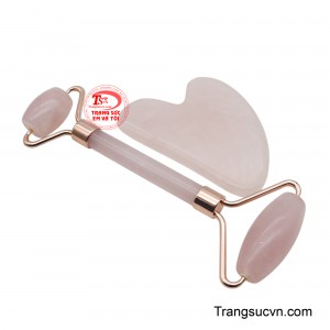 Đá thạch anh hồng hình trái tim được thiết kế ôm sát đường nét khuôn mặt, giúp nâng cơ, định hình và giảm nếp nhăn. 