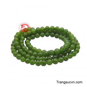 Từng hạt ngọc được đánh bóng mềm mại, tạo nên một dòng chảy uyển chuyển khi đeo trên tay.